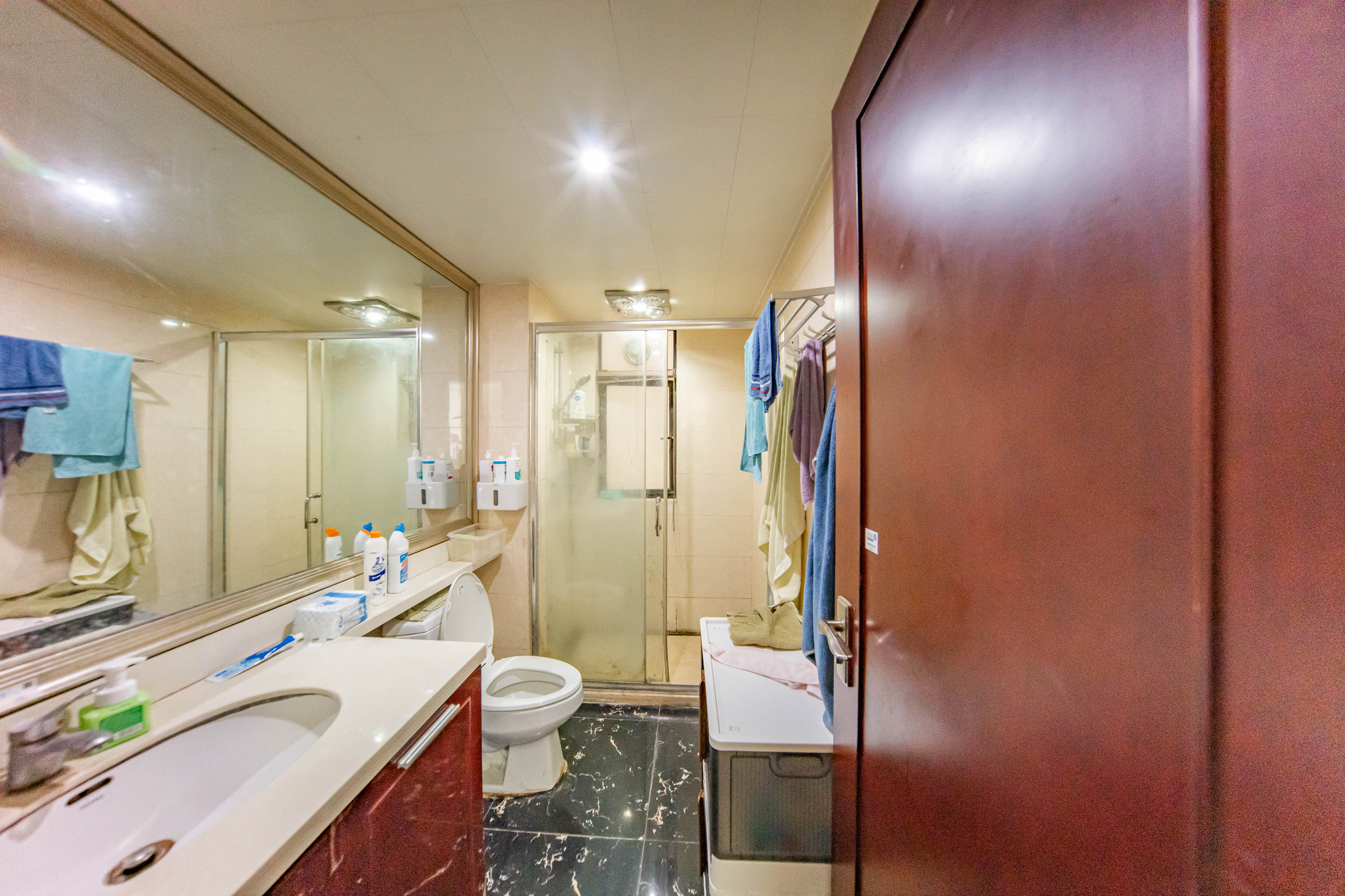 中海国际三期  3室2厅2卫    88.0万卫生间