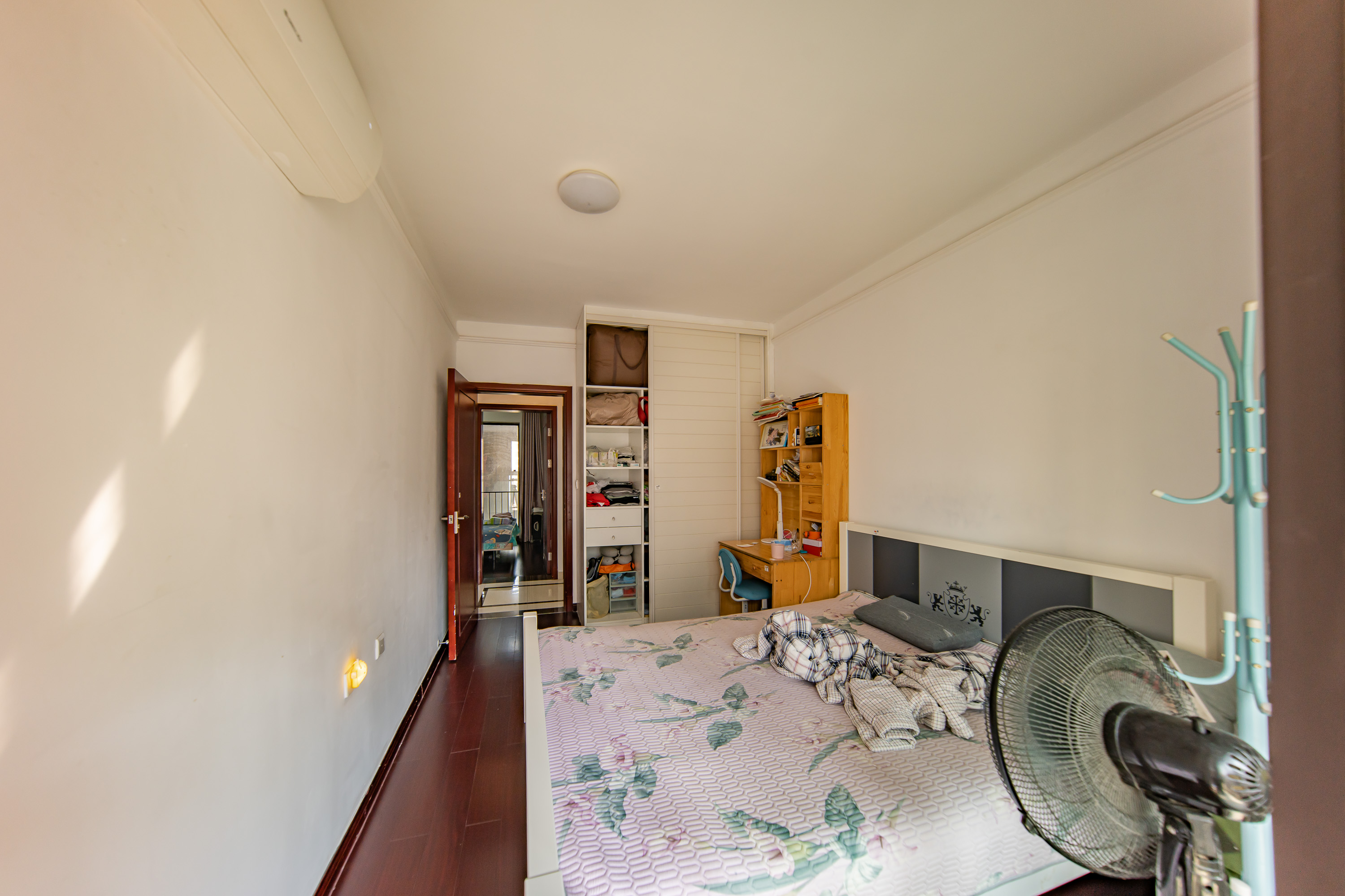 中海国际三期  3室2厅2卫    88.0万卧室