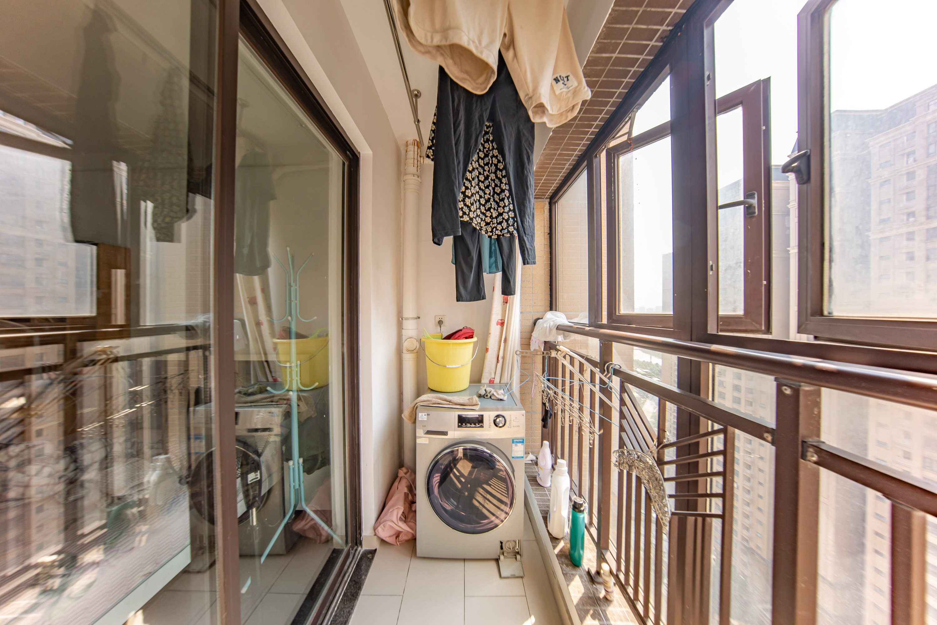 中海国际三期  3室2厅2卫    88.0万阳台