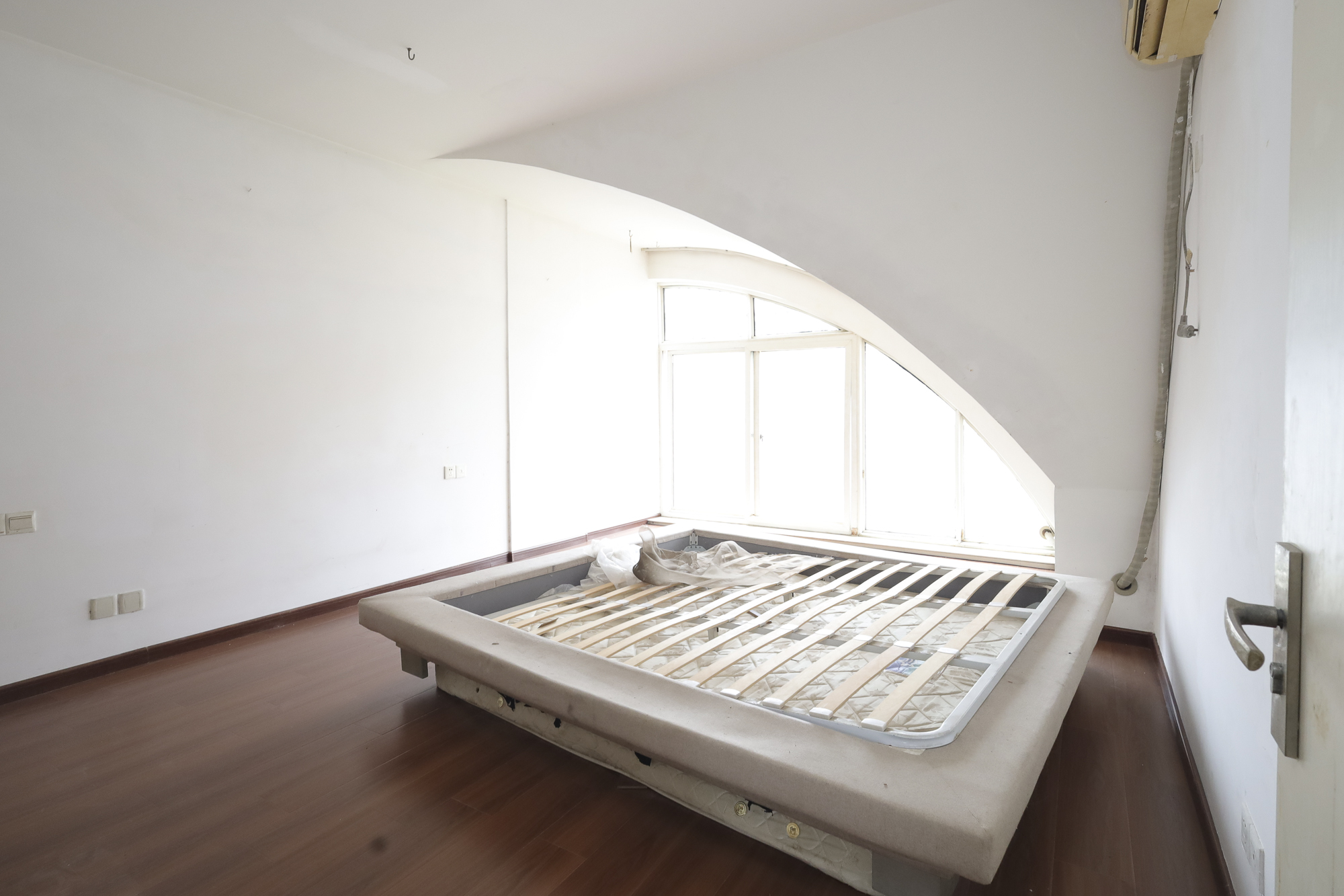 枫林美景  4室2厅1卫   85.00万卧室