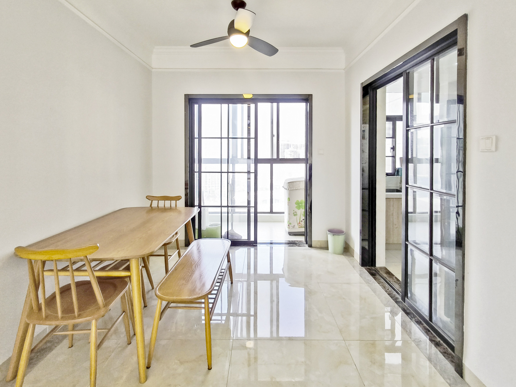 阳光丽城一期 4室2厅2卫 205.0万 阳光丽城一期 4室2厅2卫 205.0万客厅