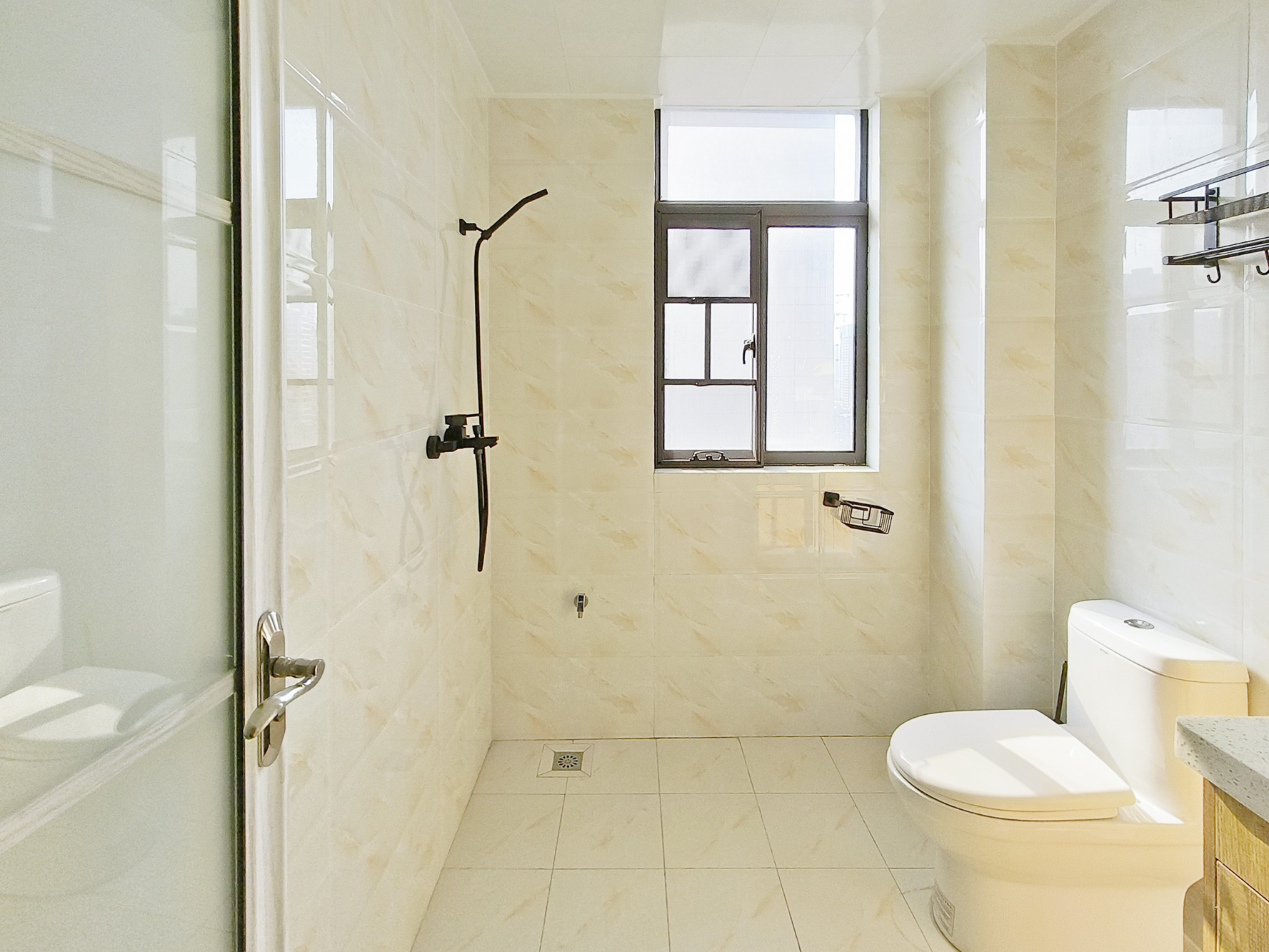 阳光丽城一期 4室2厅2卫 205.0万 阳光丽城一期 4室2厅2卫 205.0万卫生间