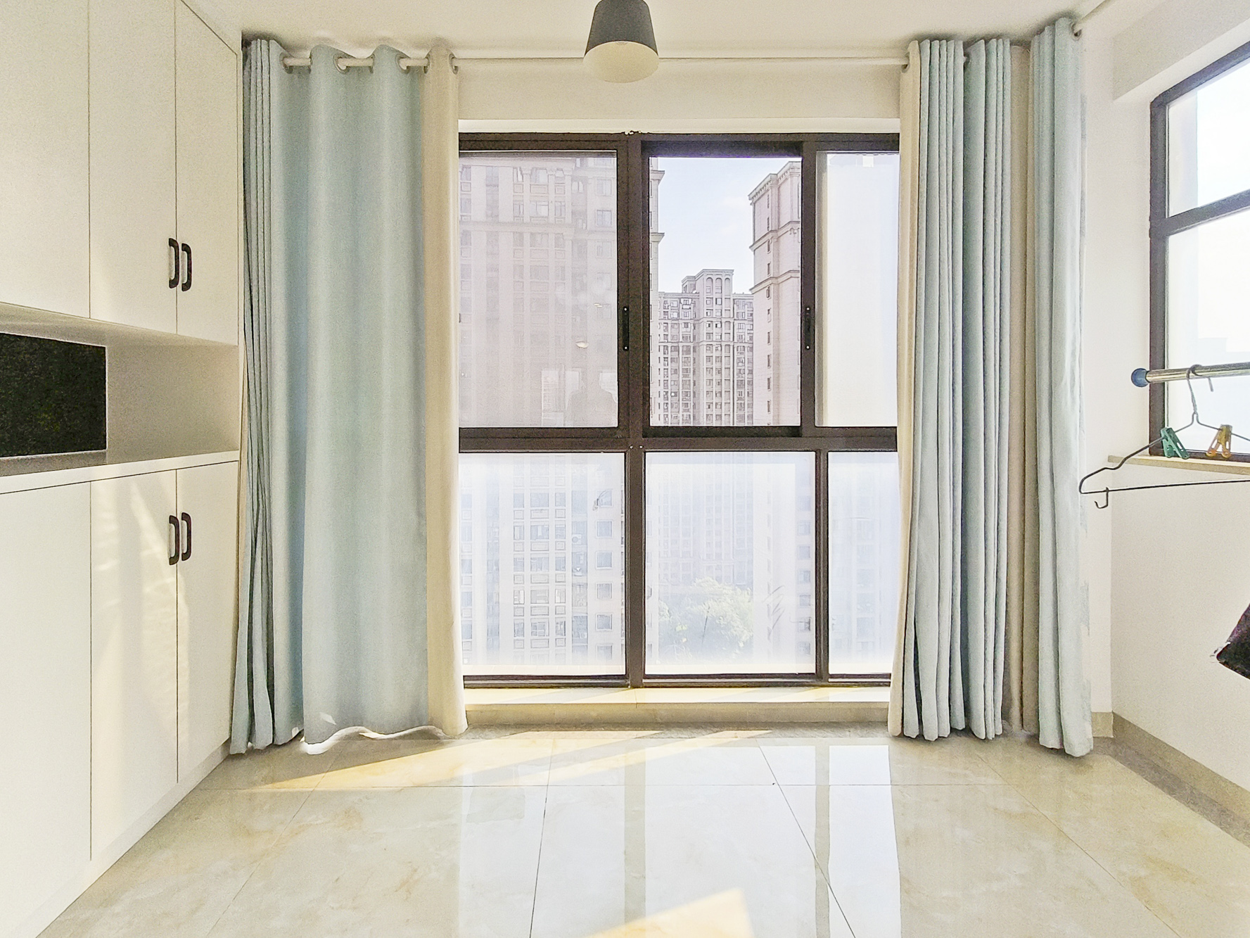 阳光丽城一期 4室2厅2卫 205.0万 阳光丽城一期 4室2厅2卫 205.0万阳台