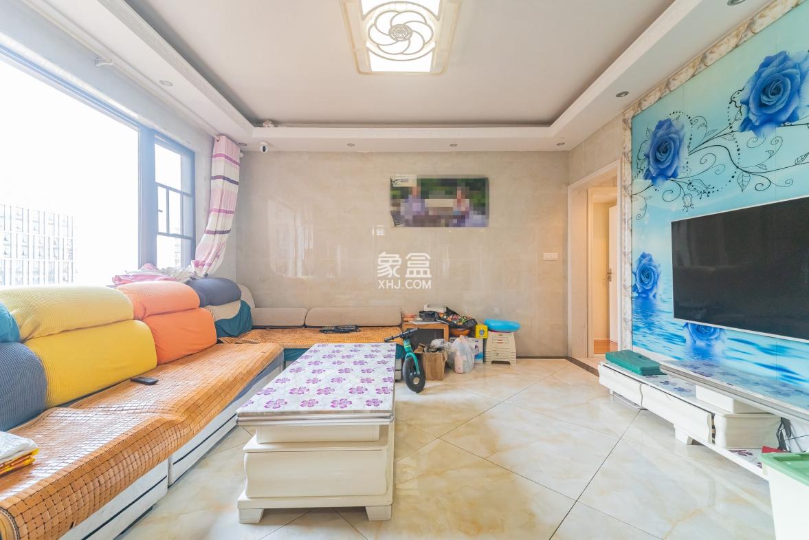 华润置地广场一期  3室2厅1卫    75.0万 华润置地广场一期  3室2厅1卫    75.0万客厅