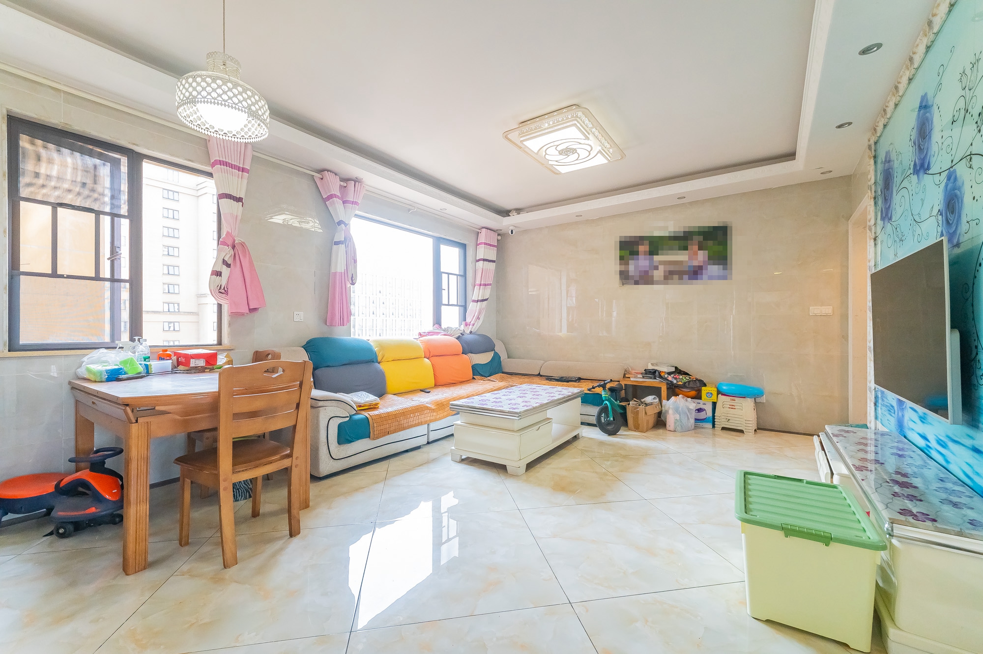 华润置地广场一期  3室2厅1卫    75.0万 华润置地广场一期  3室2厅1卫    75.0万客厅