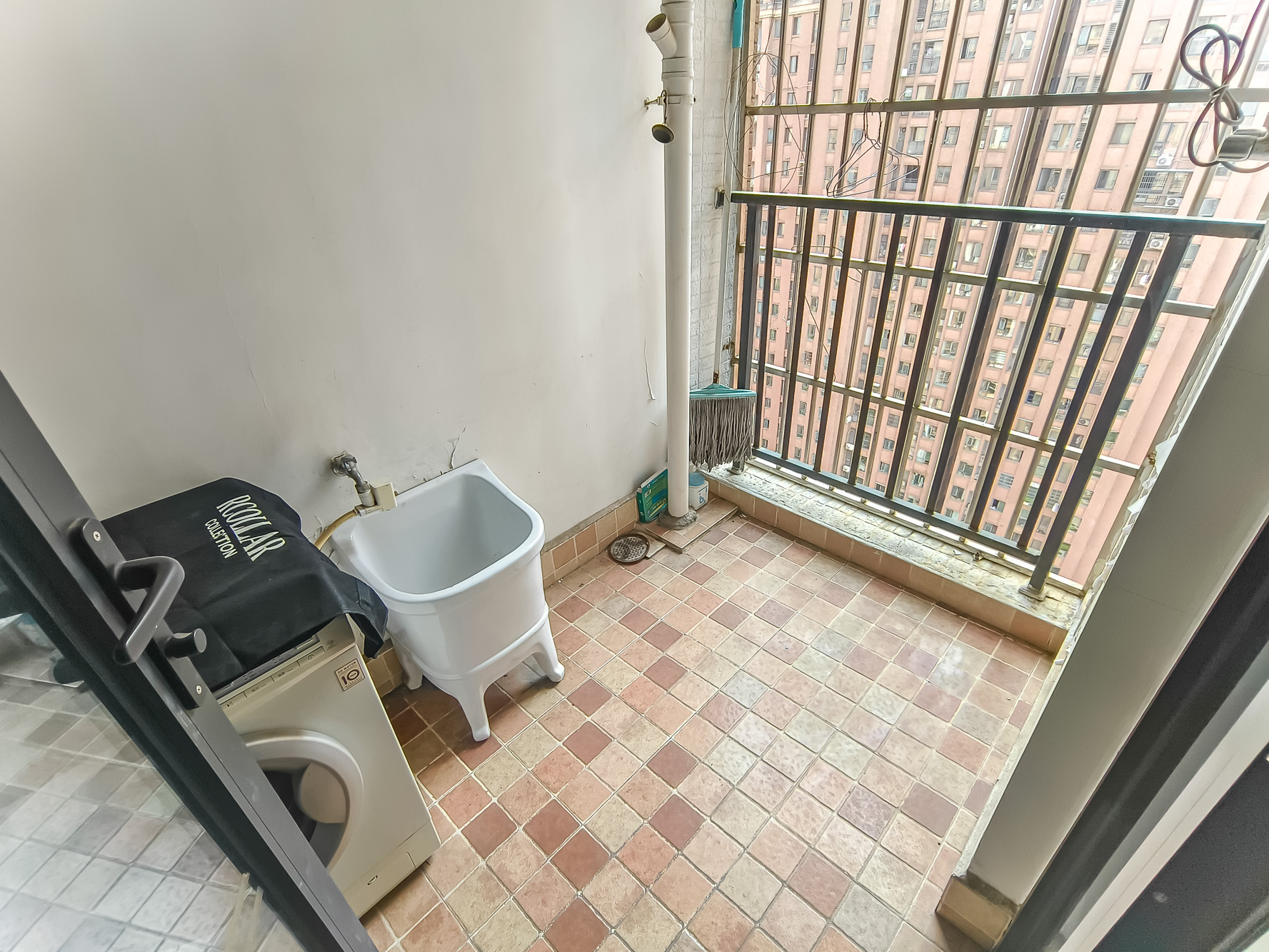 三一街区  3室2厅1卫   62.00万阳台