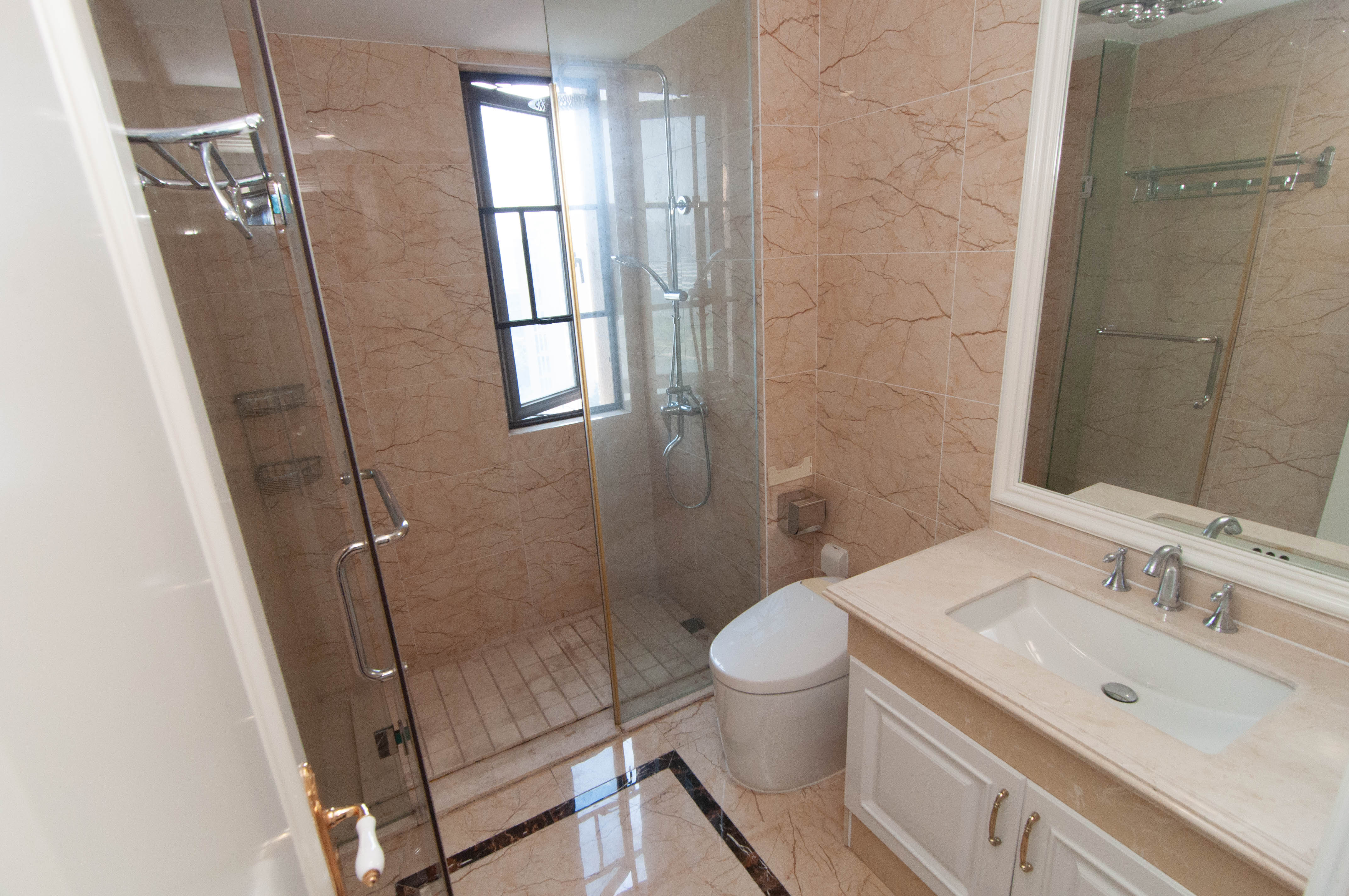 金茂梅溪湖  4室2厅3卫    438.0万卫生间