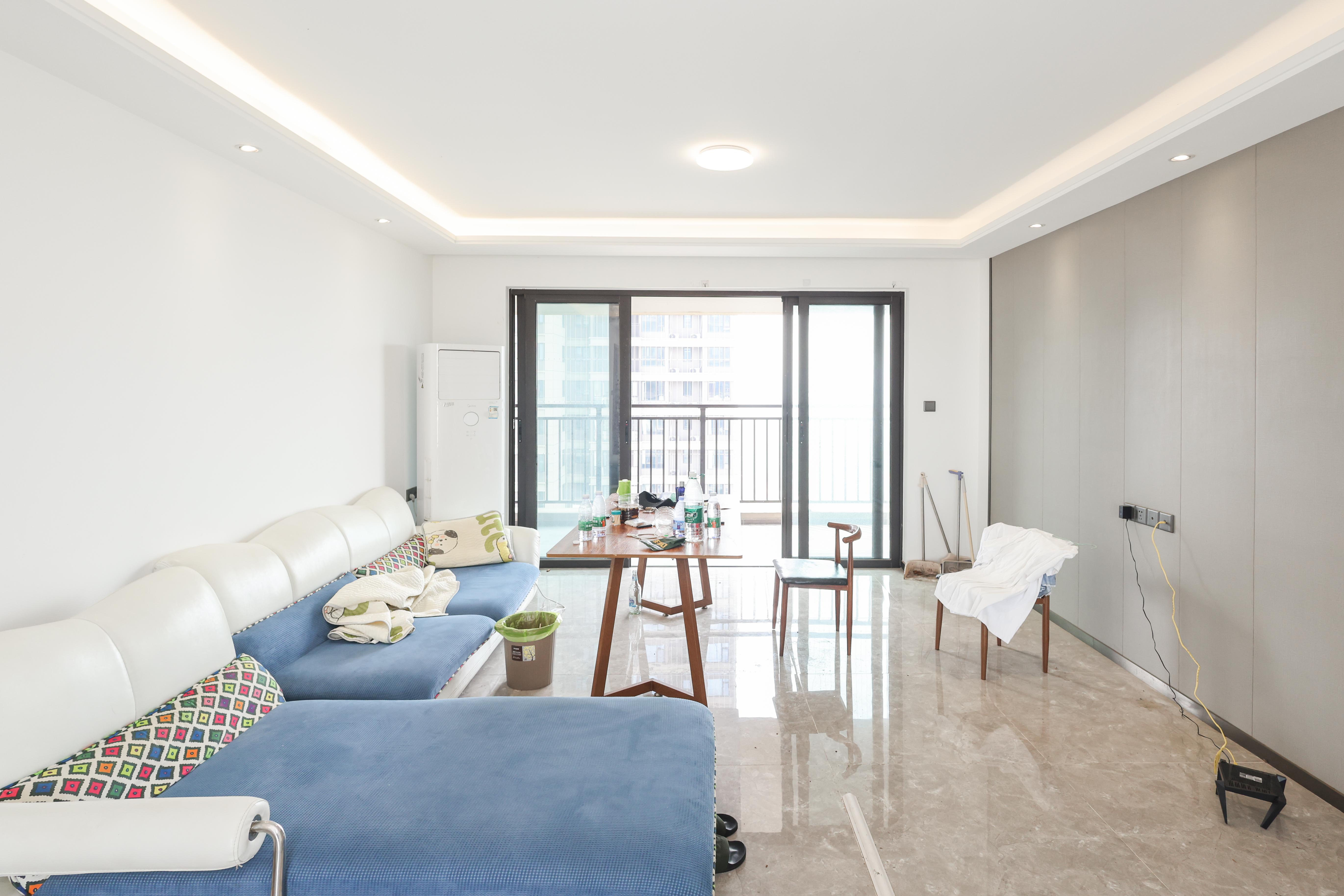 招商华发依云曦城  4室2厅2卫    160.0万 招商华发依云曦城  4室2厅2卫    160.0万客厅