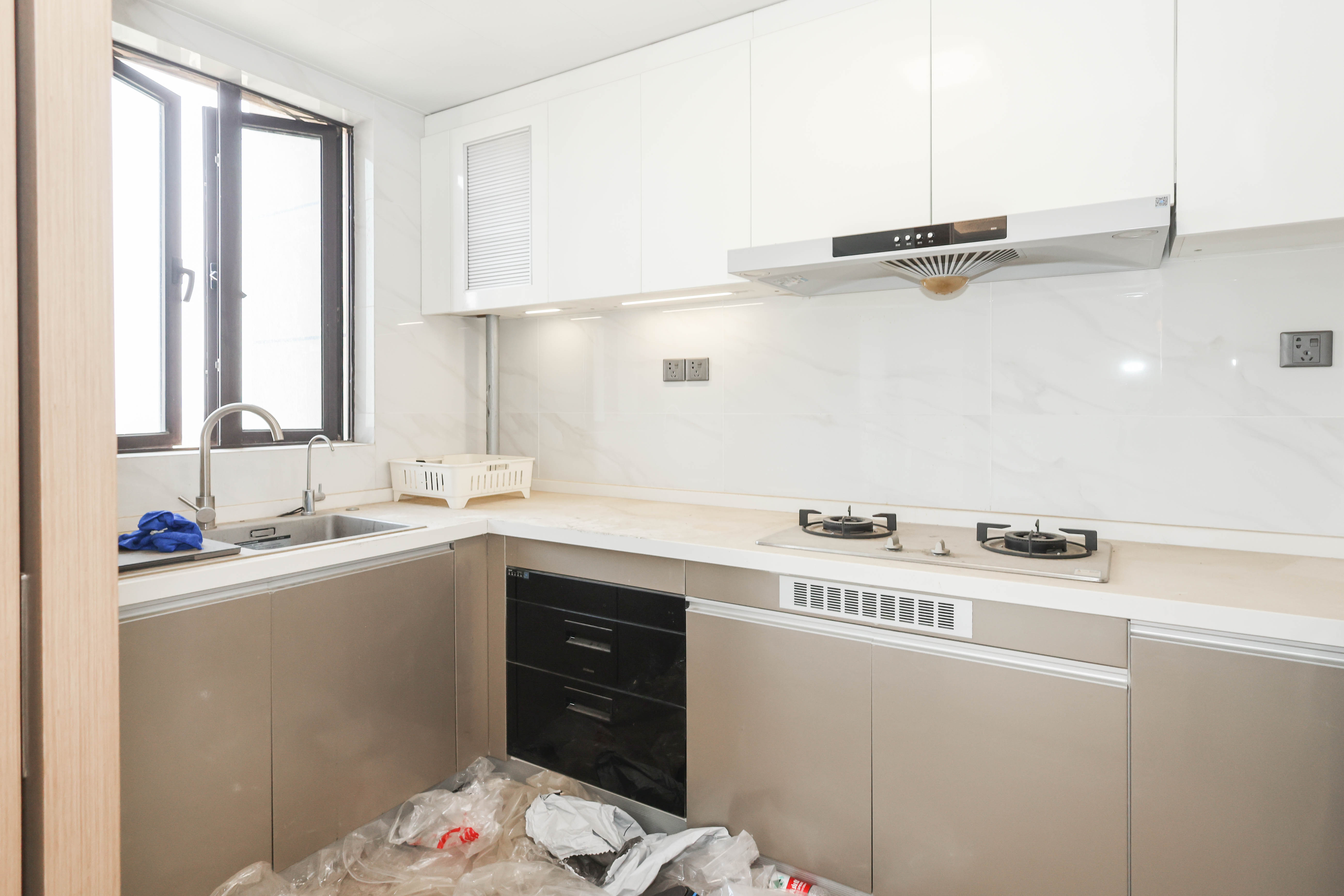 招商华发依云曦城  4室2厅2卫    160.0万 招商华发依云曦城  4室2厅2卫    160.0万厨房