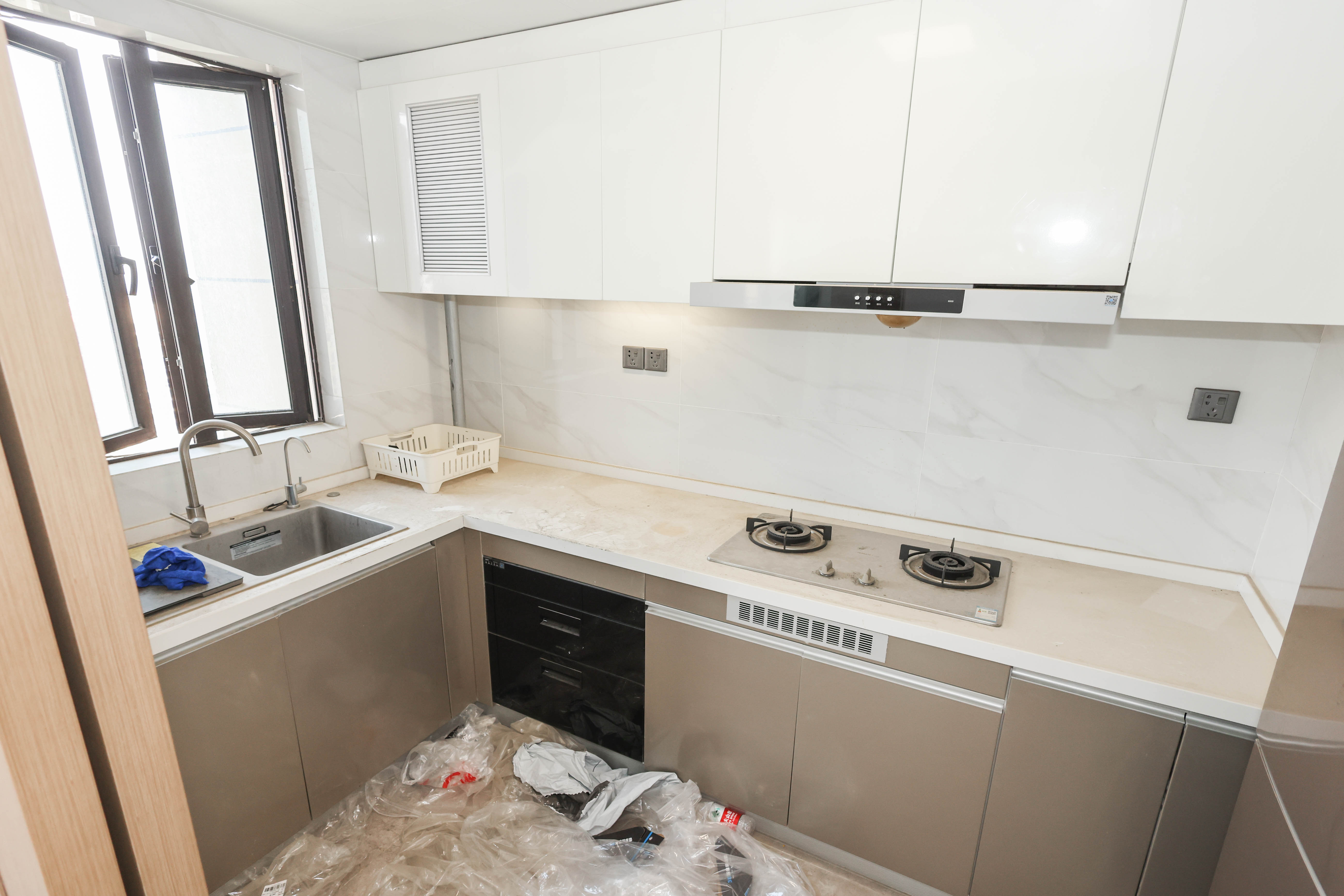 招商华发依云曦城  4室2厅2卫    160.0万 招商华发依云曦城  4室2厅2卫    160.0万厨房