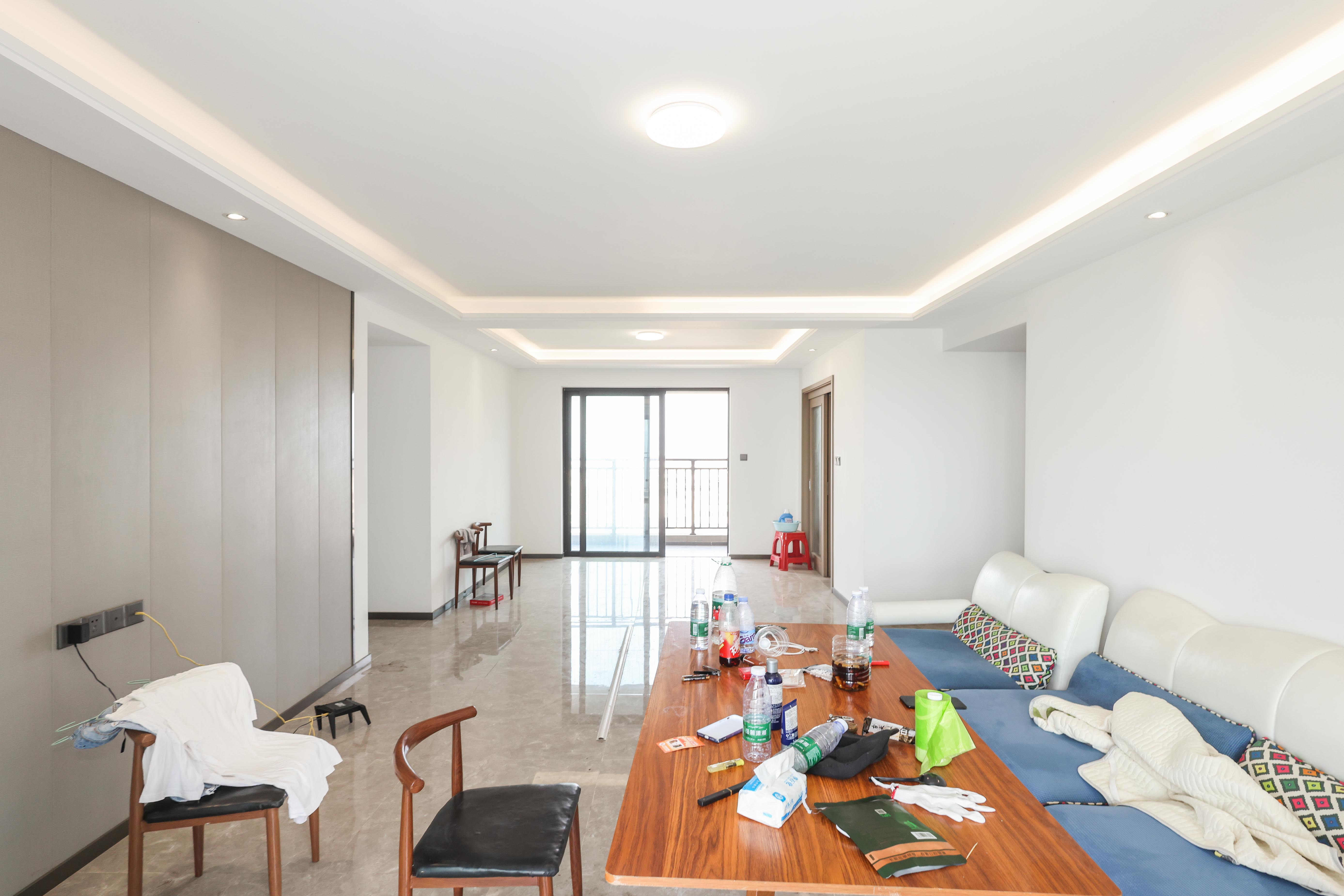 招商华发依云曦城  4室2厅2卫    160.0万 招商华发依云曦城  4室2厅2卫    160.0万客厅