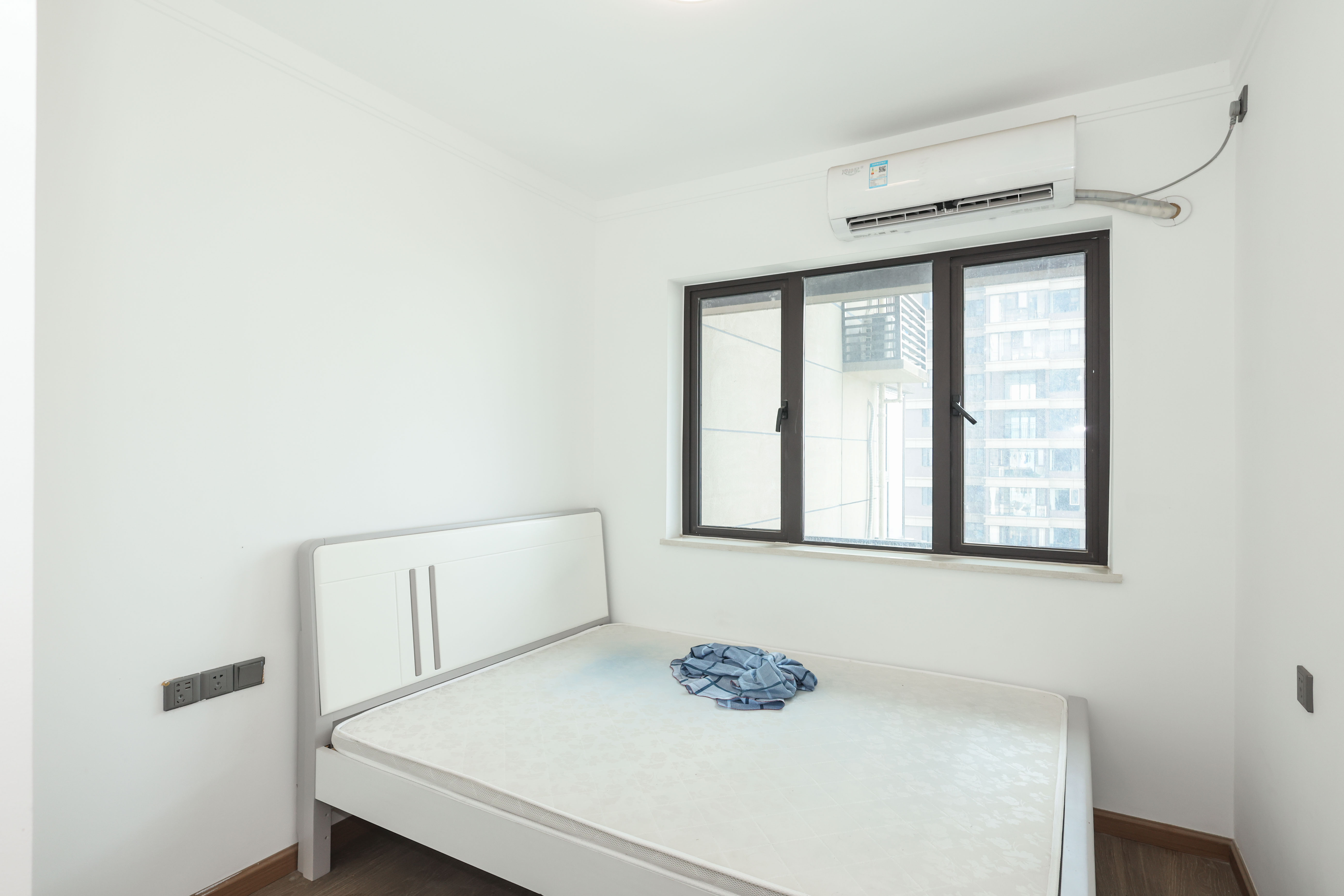 招商华发依云曦城  4室2厅2卫    160.0万 招商华发依云曦城  4室2厅2卫    160.0万卧室