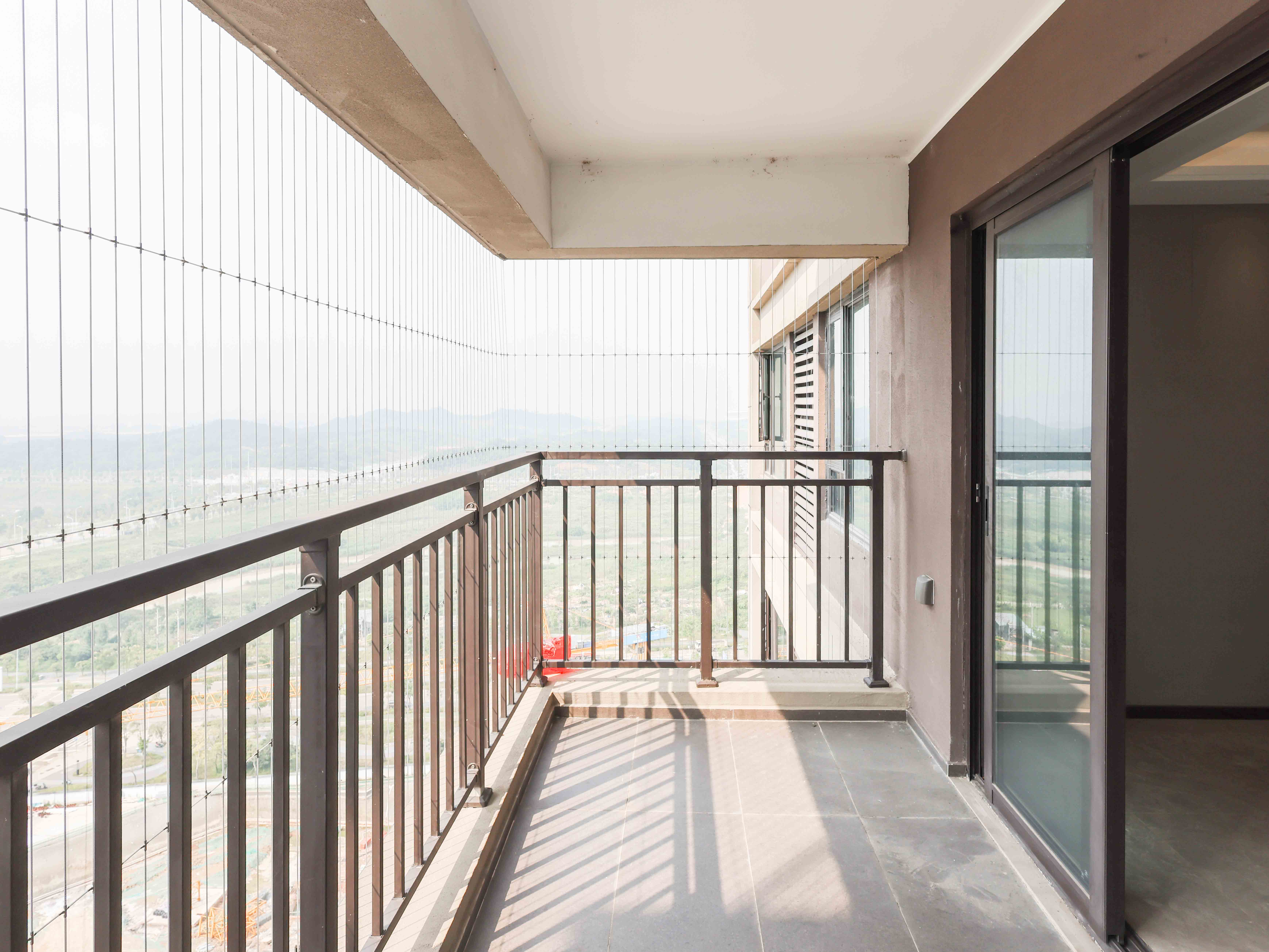 招商华发依云曦城  4室2厅2卫    160.0万 招商华发依云曦城  4室2厅2卫    160.0万阳台