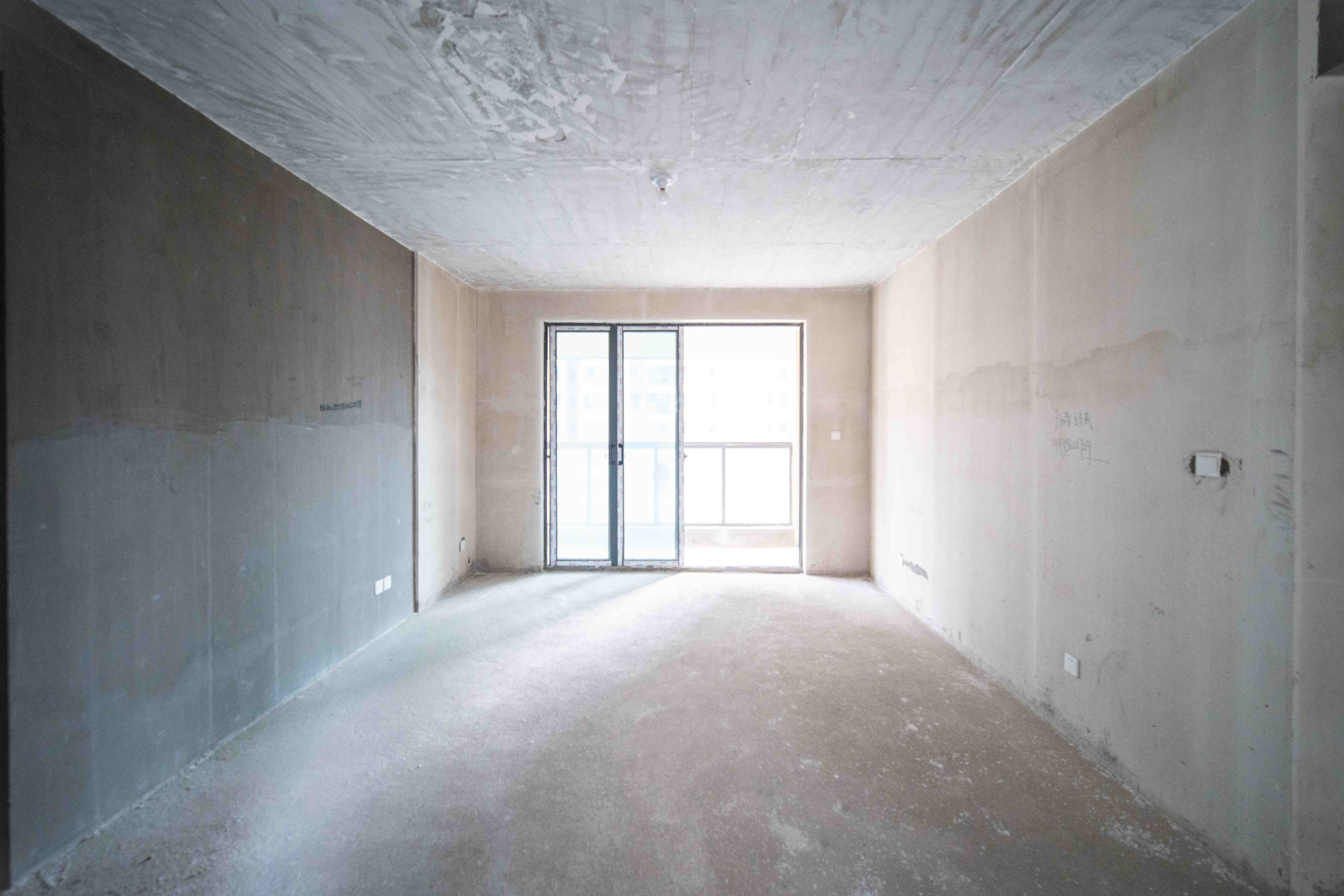 长房东旭国际  4室2厅2卫    200.0万客厅