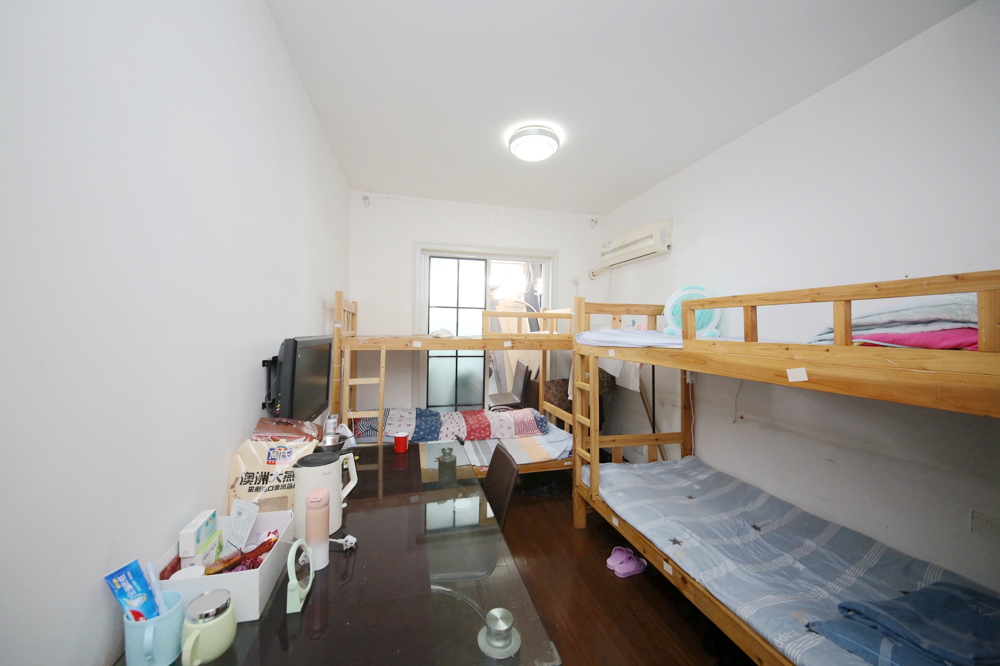 三王丽都  3室2厅2卫   160.00万卧室