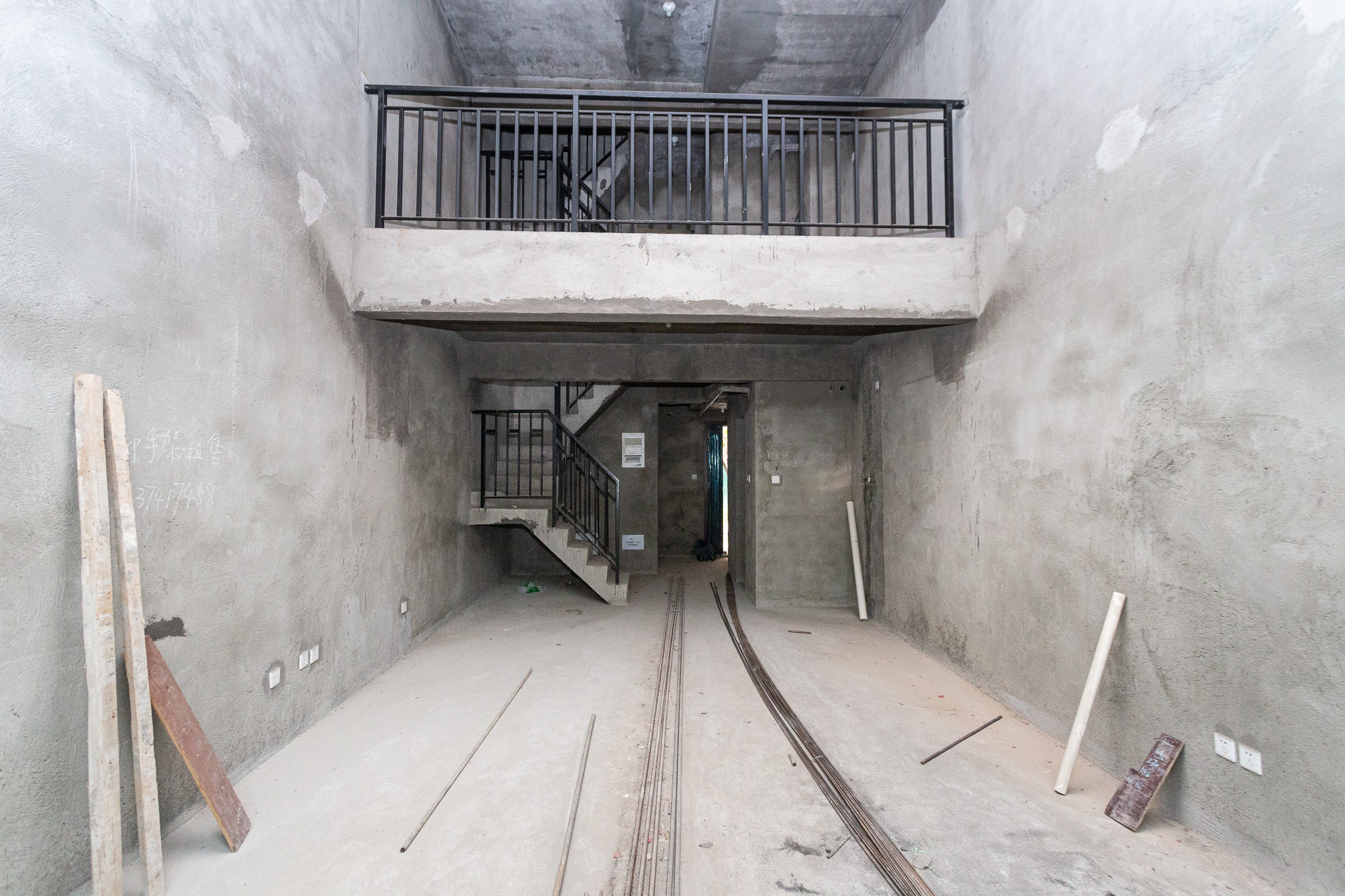 盈峰翠邸  5室3厅5卫    136.0万 盈峰翠邸  5室3厅5卫    136.0万客厅