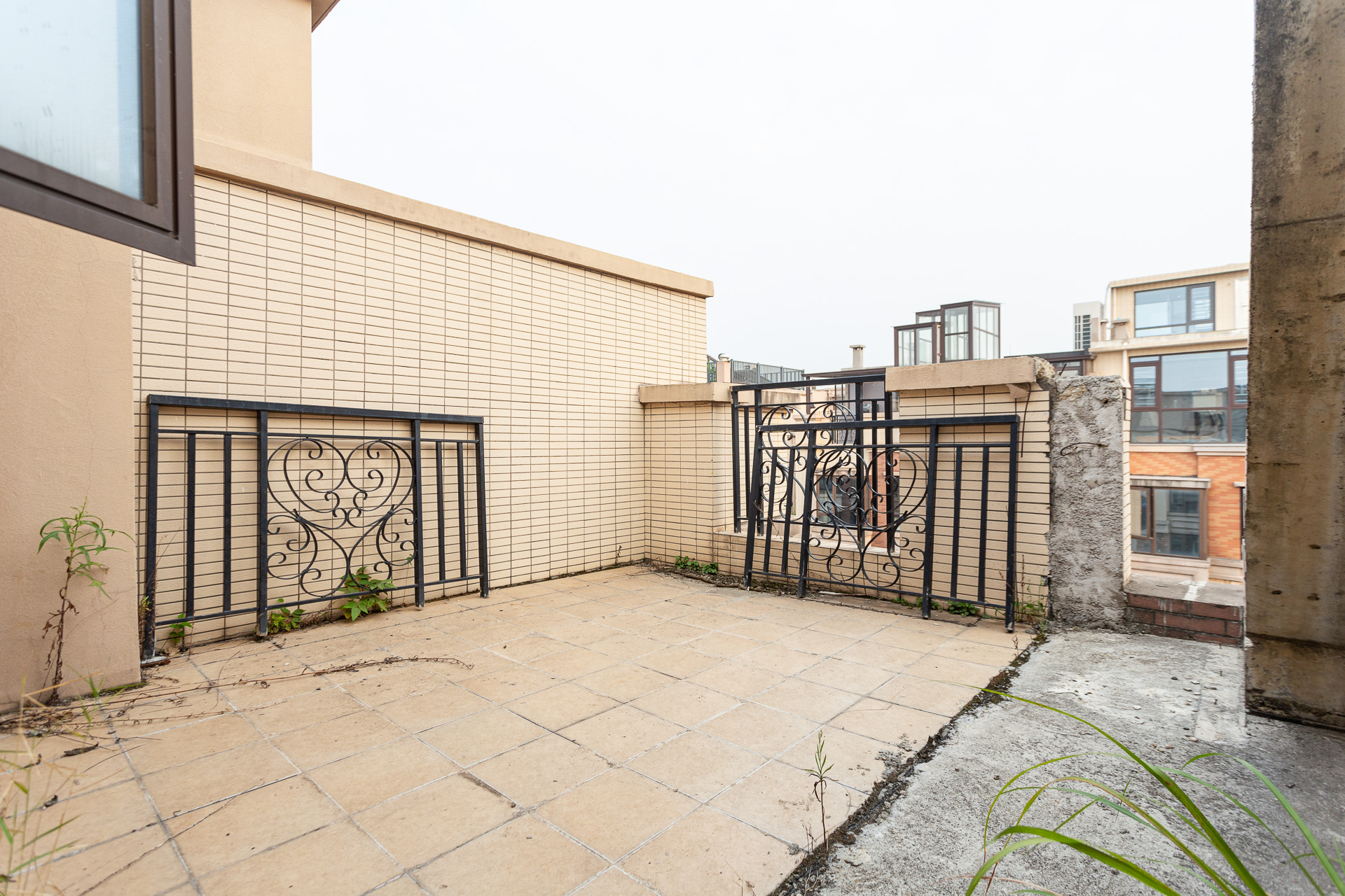 盈峰翠邸  5室3厅5卫    136.0万 盈峰翠邸  5室3厅5卫    136.0万阳台