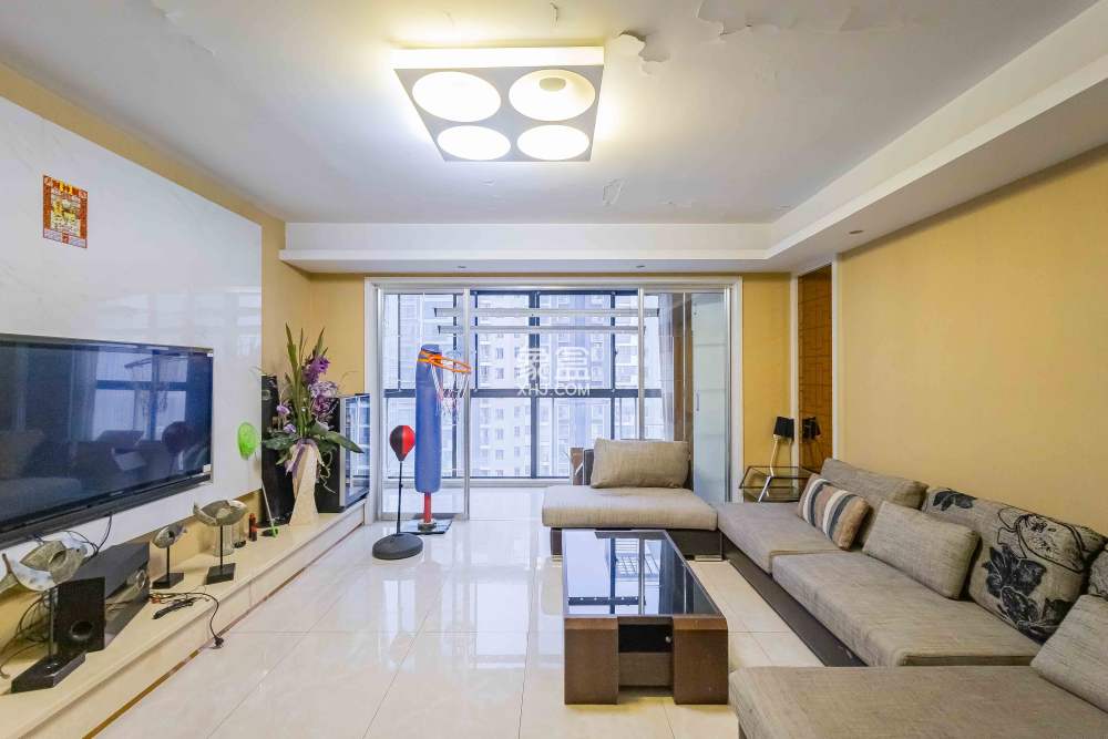 三万英尺  4室2厅2卫    180.0万