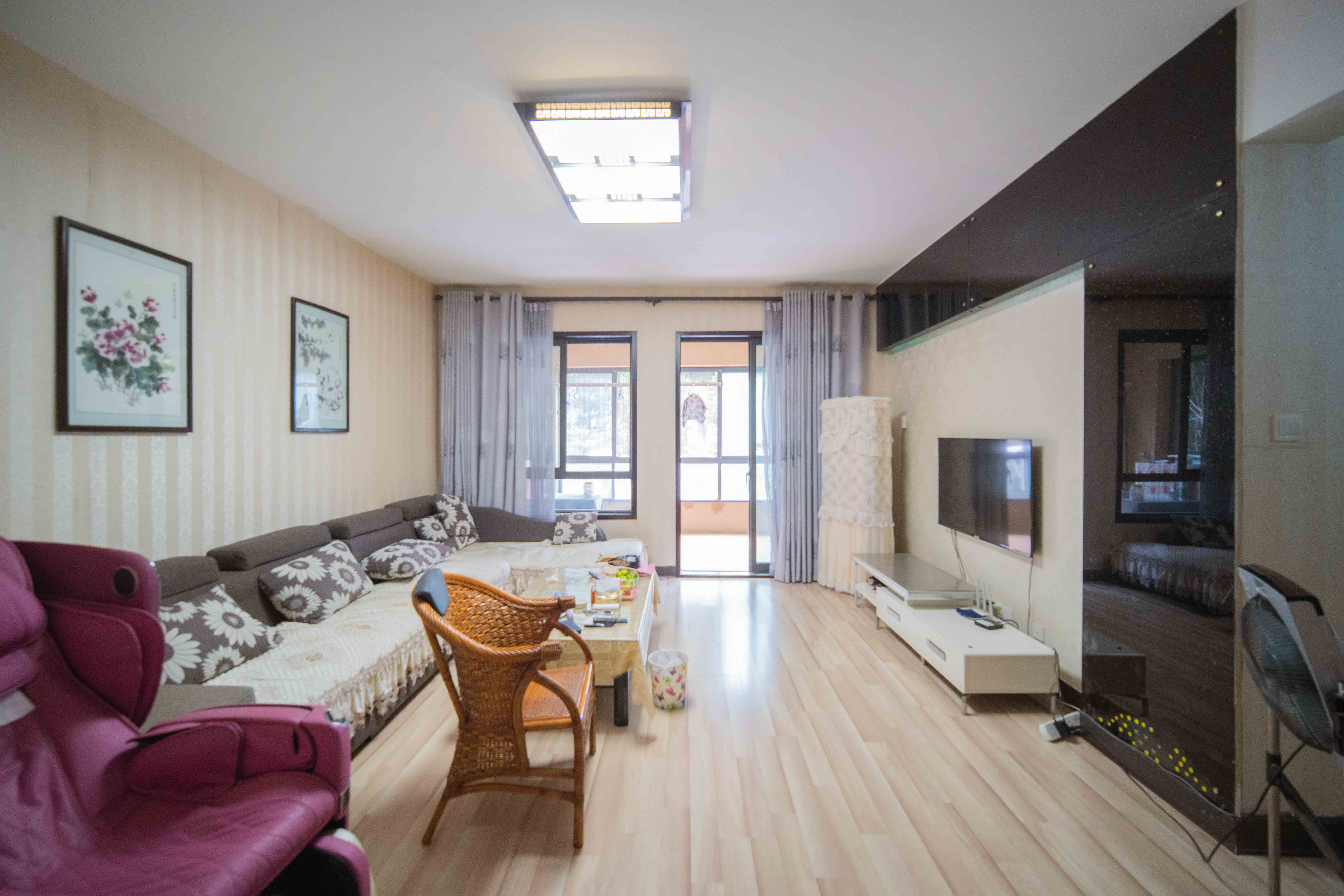 中城丽景香山园  4室2厅2卫    160.0万客厅