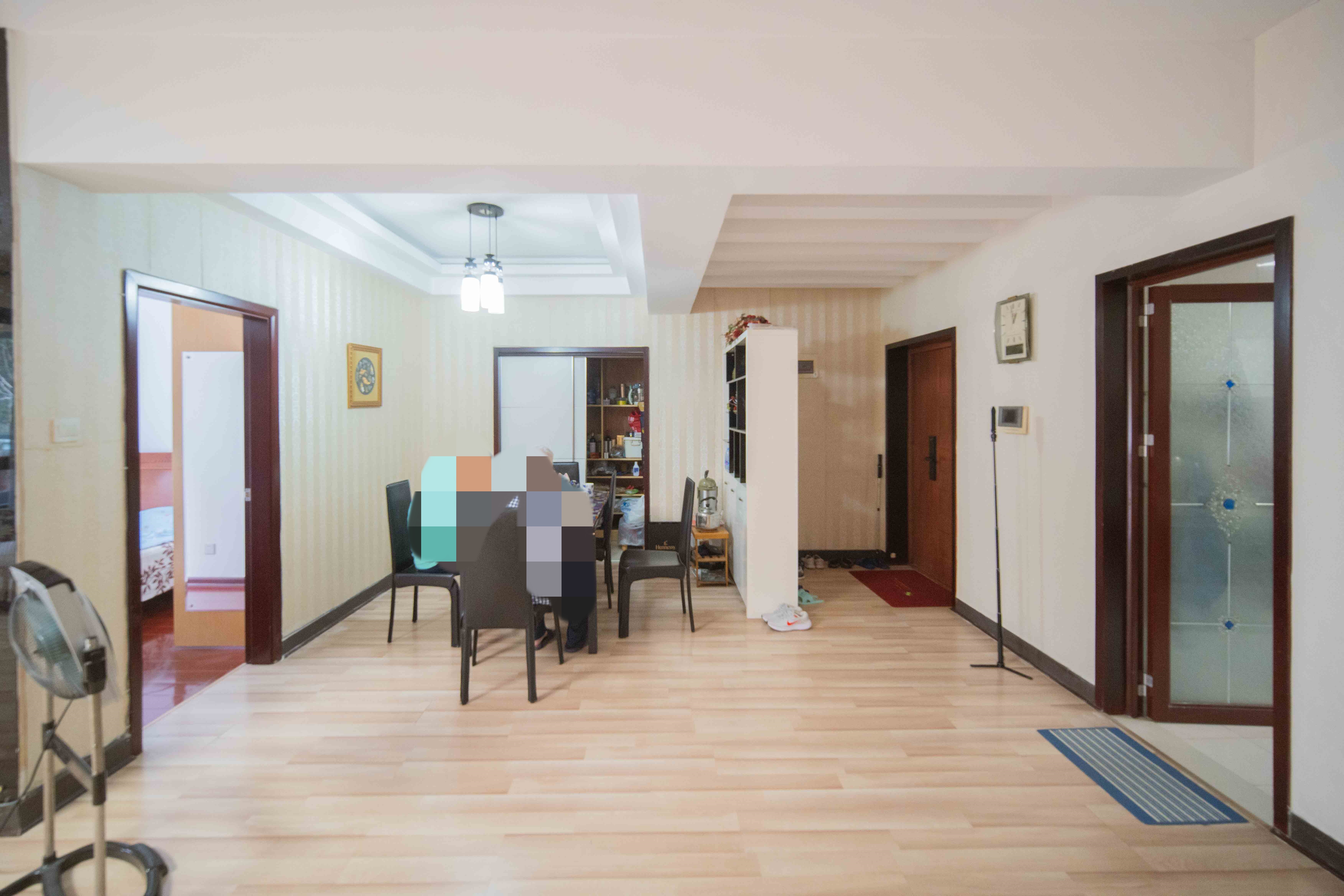 中城丽景香山园  4室2厅2卫    160.0万客厅