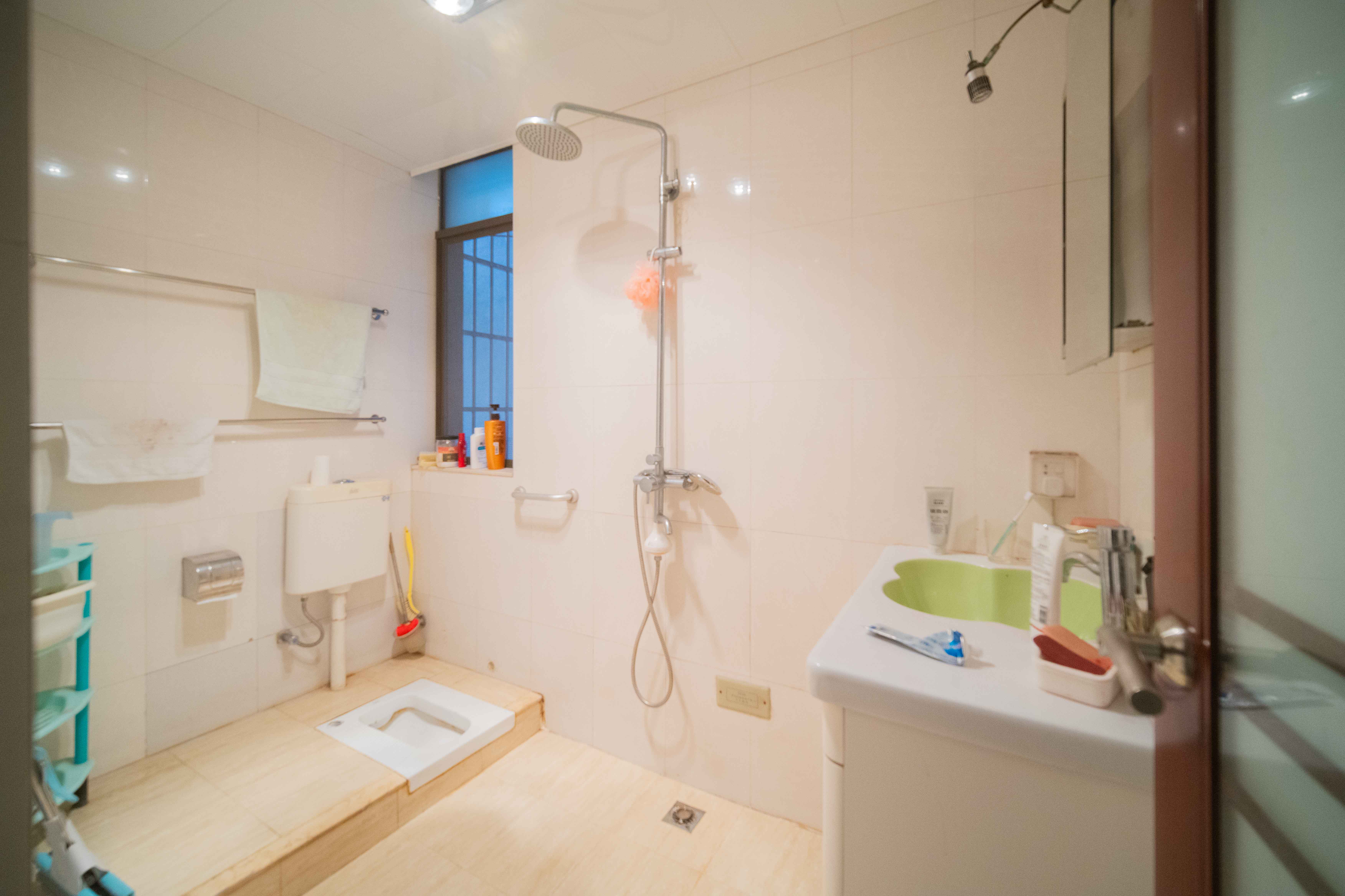 中城丽景香山园  4室2厅2卫    160.0万卫生间