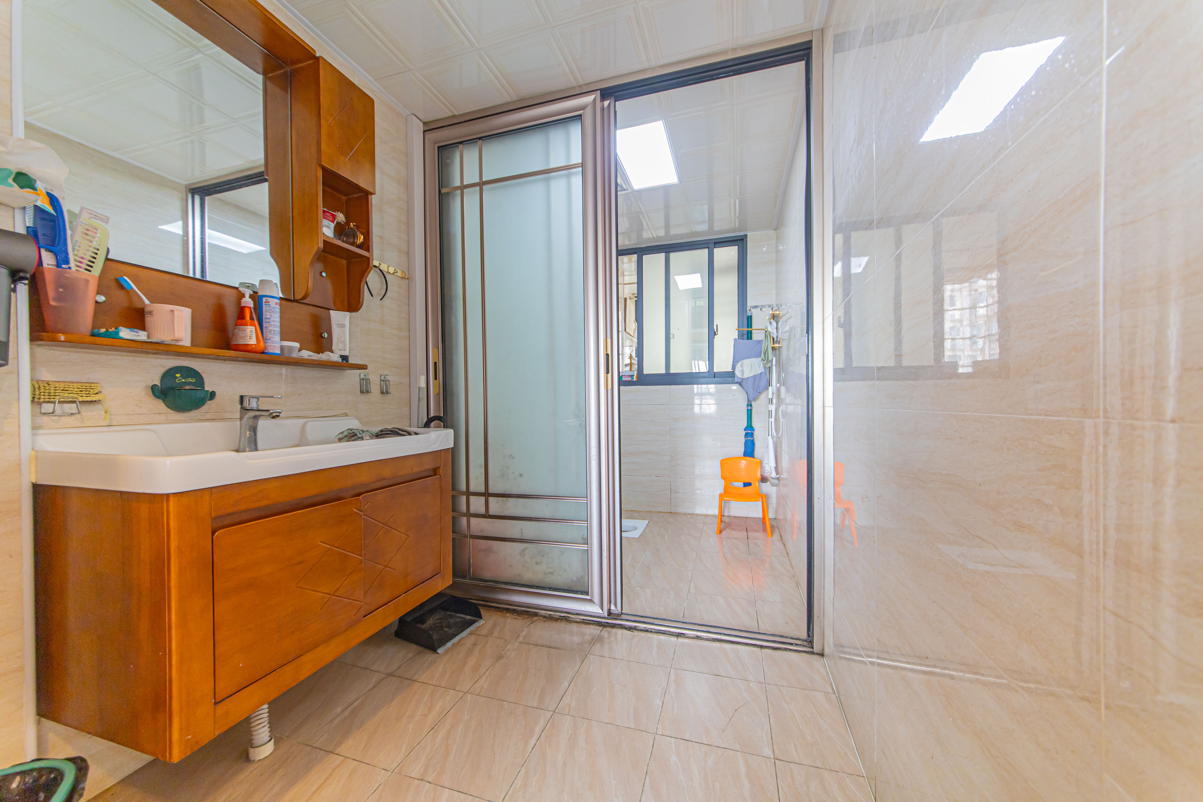 黑金时代广场  5室2厅2卫    120.0万 黑金时代广场  5室2厅2卫    120.0万卫生间