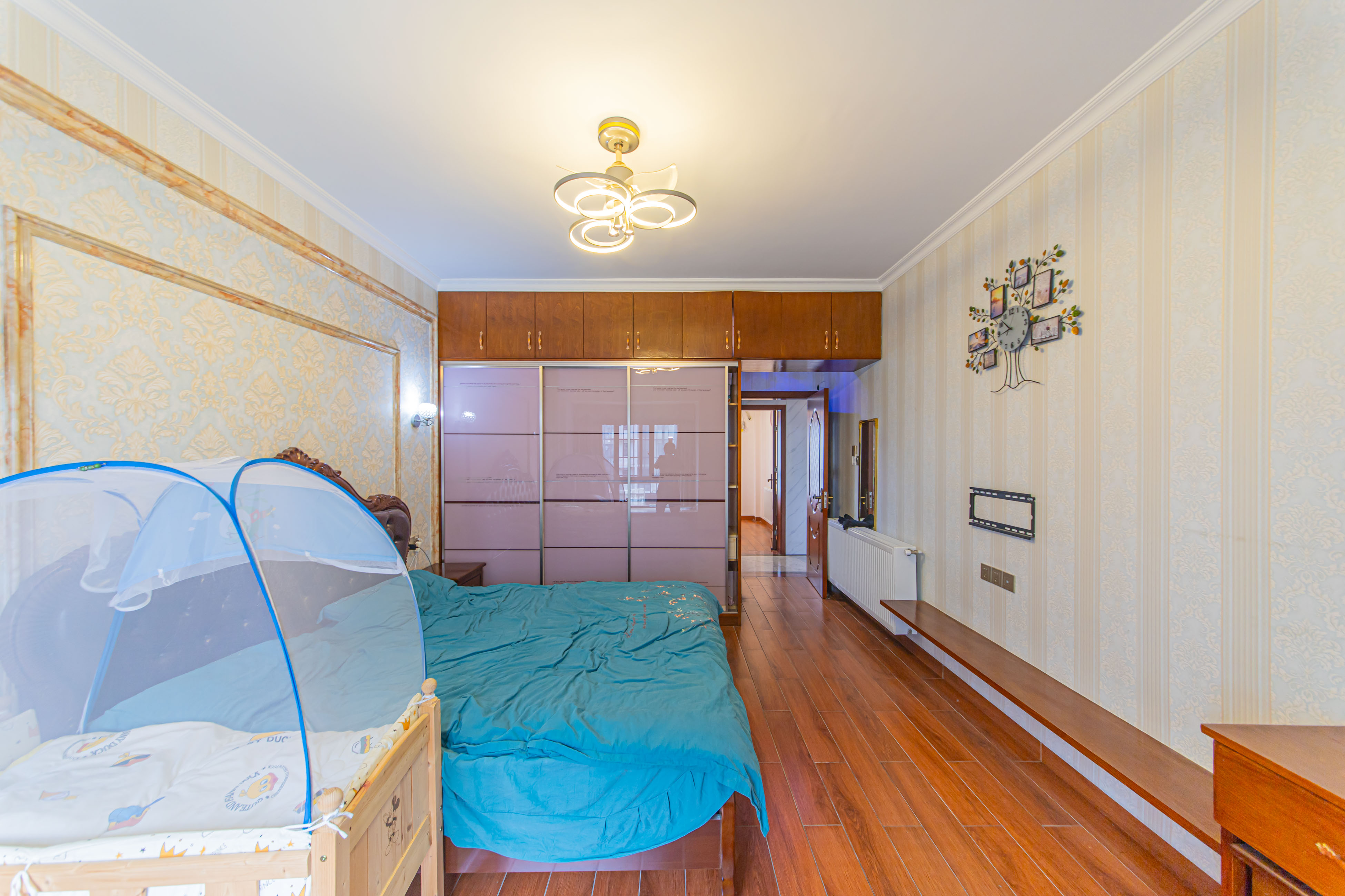 黑金时代广场  5室2厅2卫    120.0万 黑金时代广场  5室2厅2卫    120.0万卧室