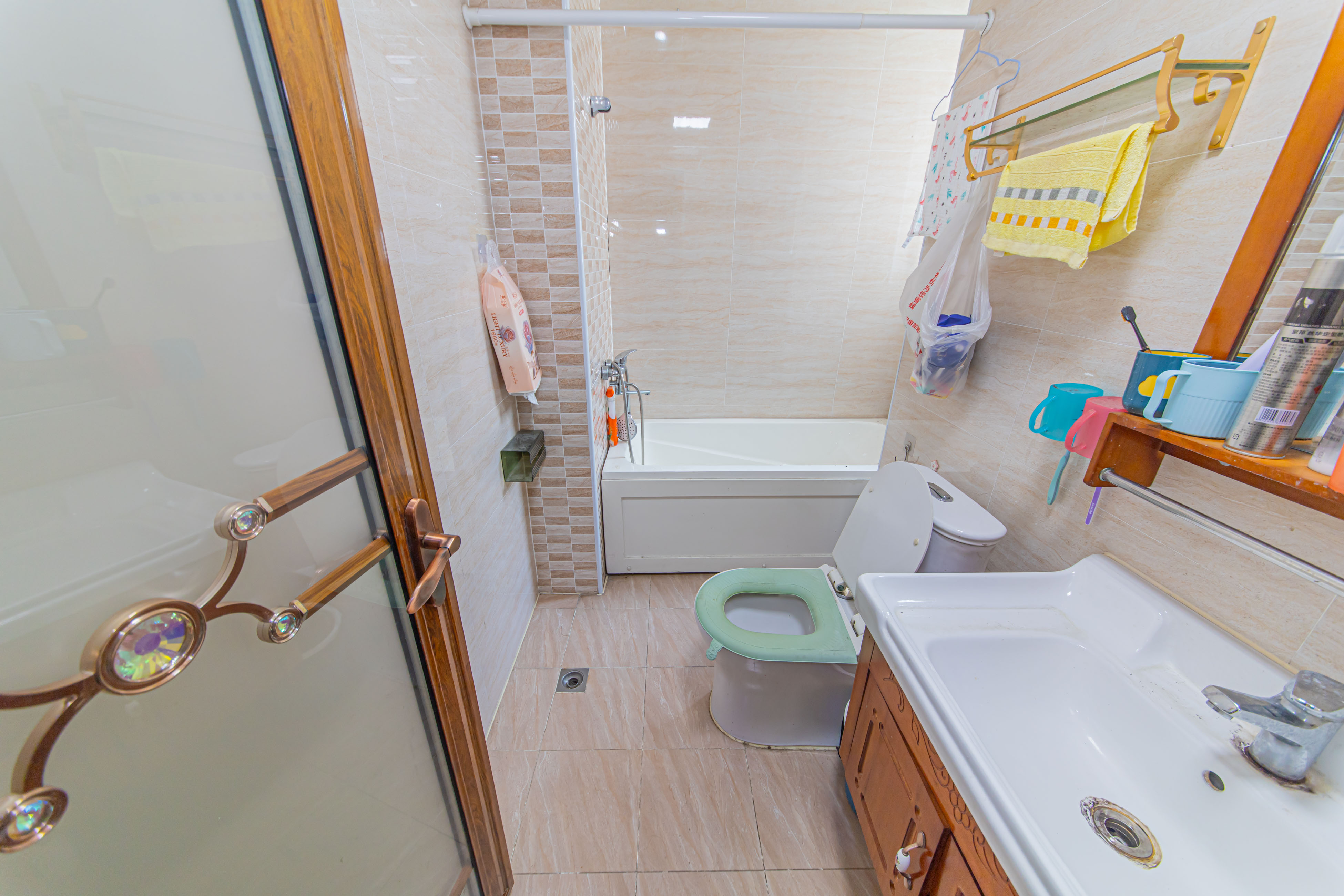 黑金时代广场  5室2厅2卫    120.0万 黑金时代广场  5室2厅2卫    120.0万卫生间