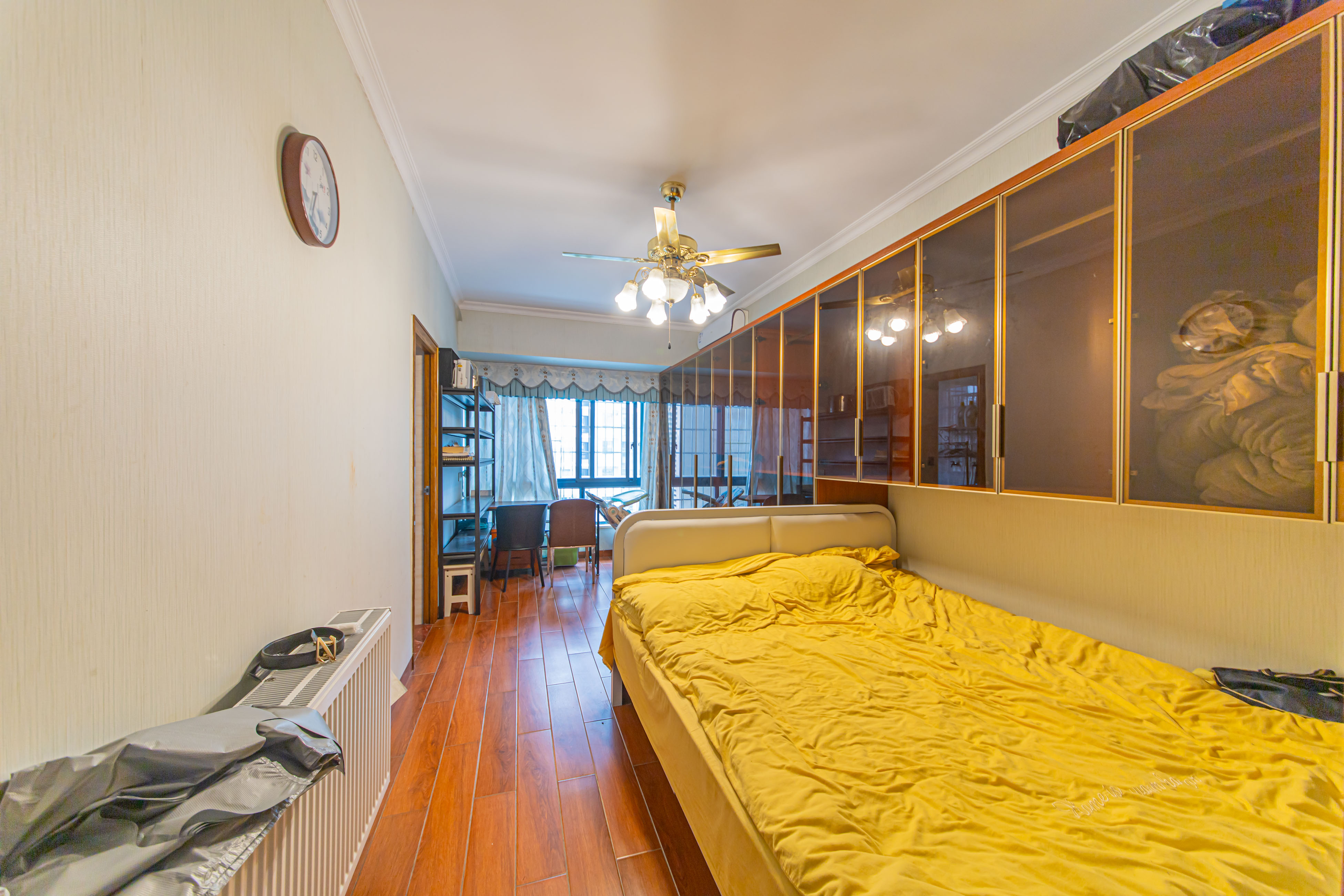 黑金时代广场  5室2厅2卫    120.0万 黑金时代广场  5室2厅2卫    120.0万卧室