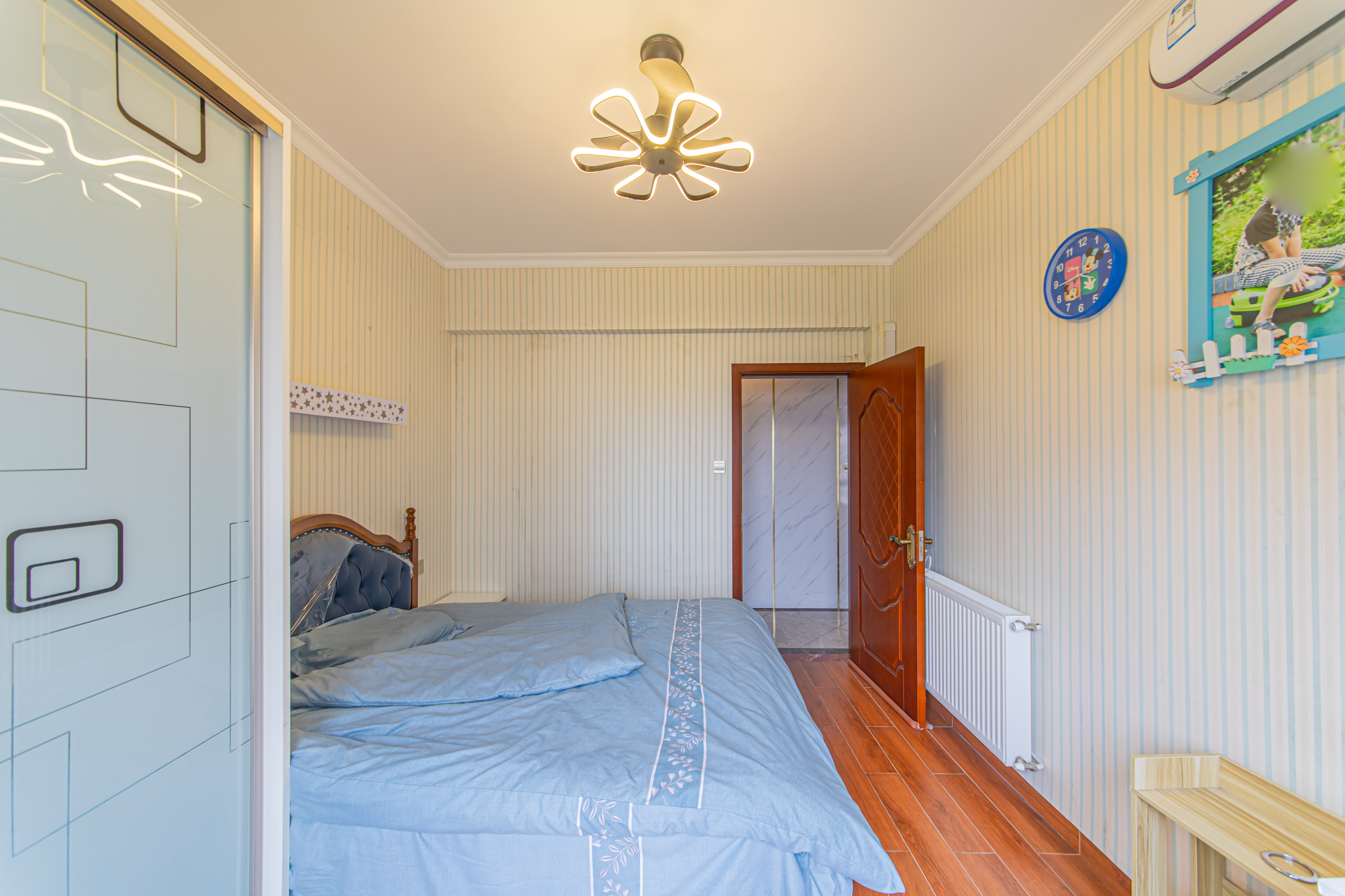 黑金时代广场  5室2厅2卫    120.0万 黑金时代广场  5室2厅2卫    120.0万卧室