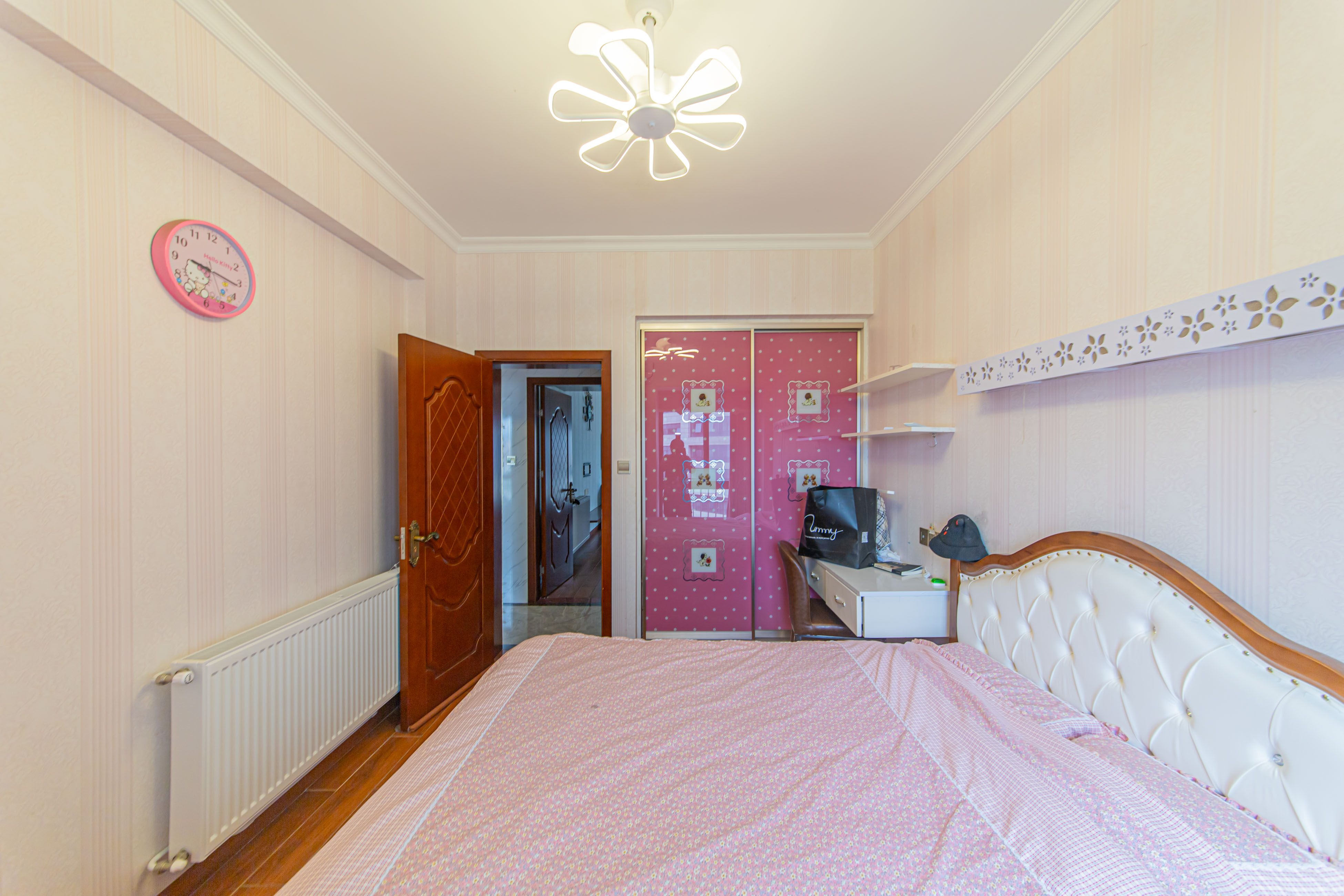 黑金时代广场  5室2厅2卫    120.0万 黑金时代广场  5室2厅2卫    120.0万卧室