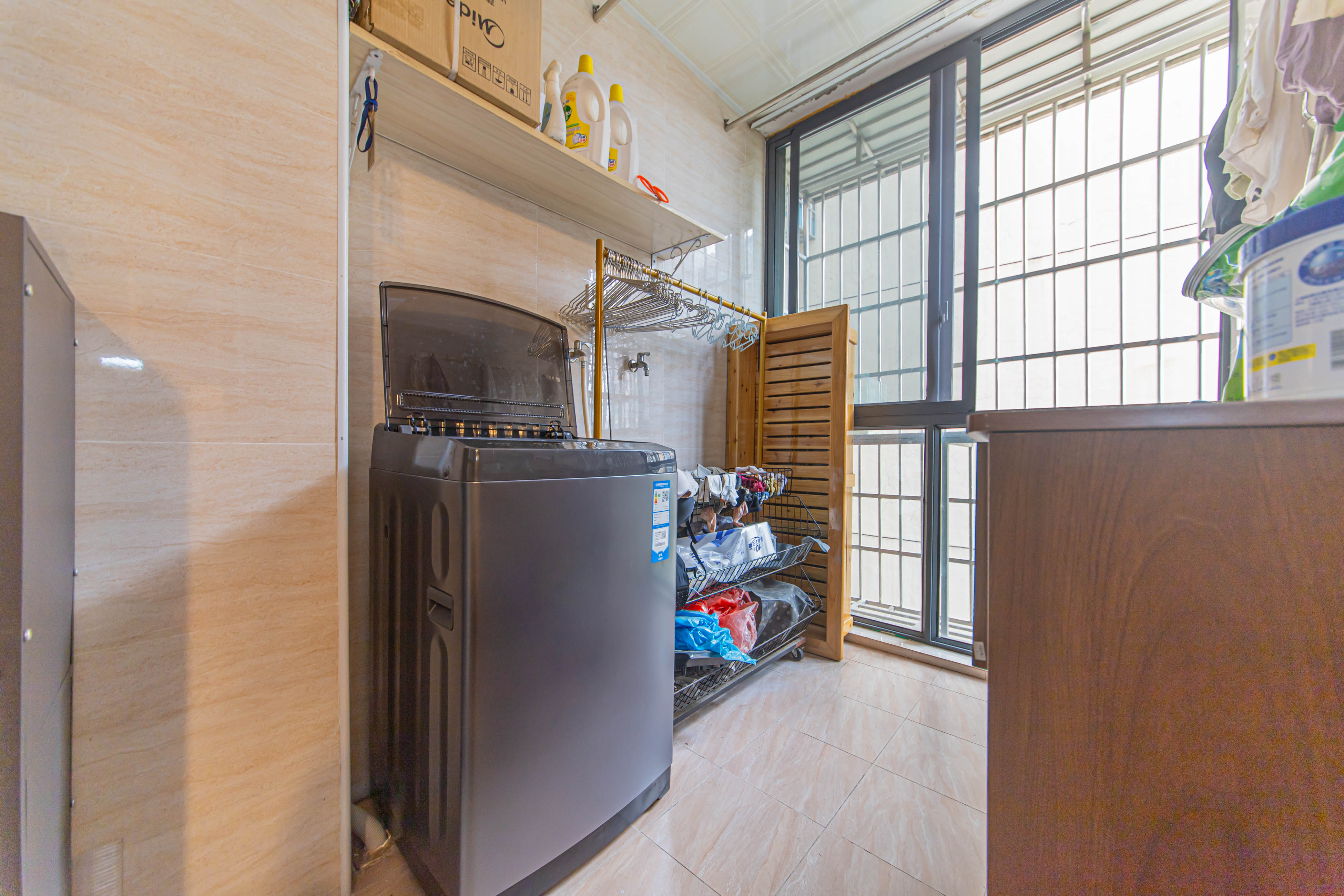 黑金时代广场  5室2厅2卫    120.0万 黑金时代广场  5室2厅2卫    120.0万阳台