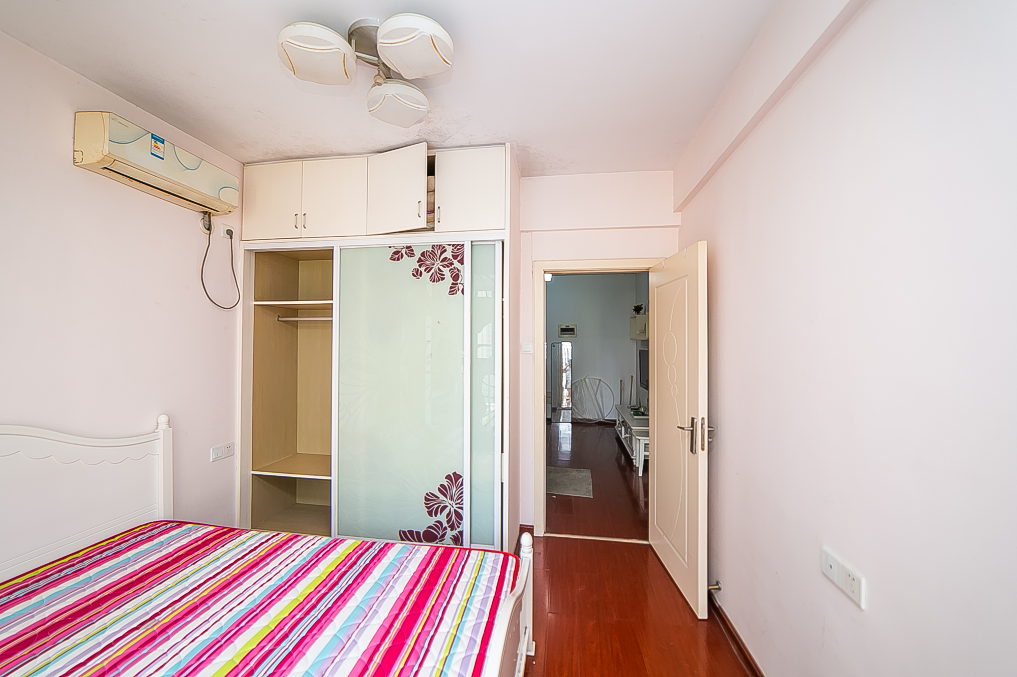 层上观邸  1室1厅1卫    39.8万 层上观邸  1室1厅1卫    39.8万卧室