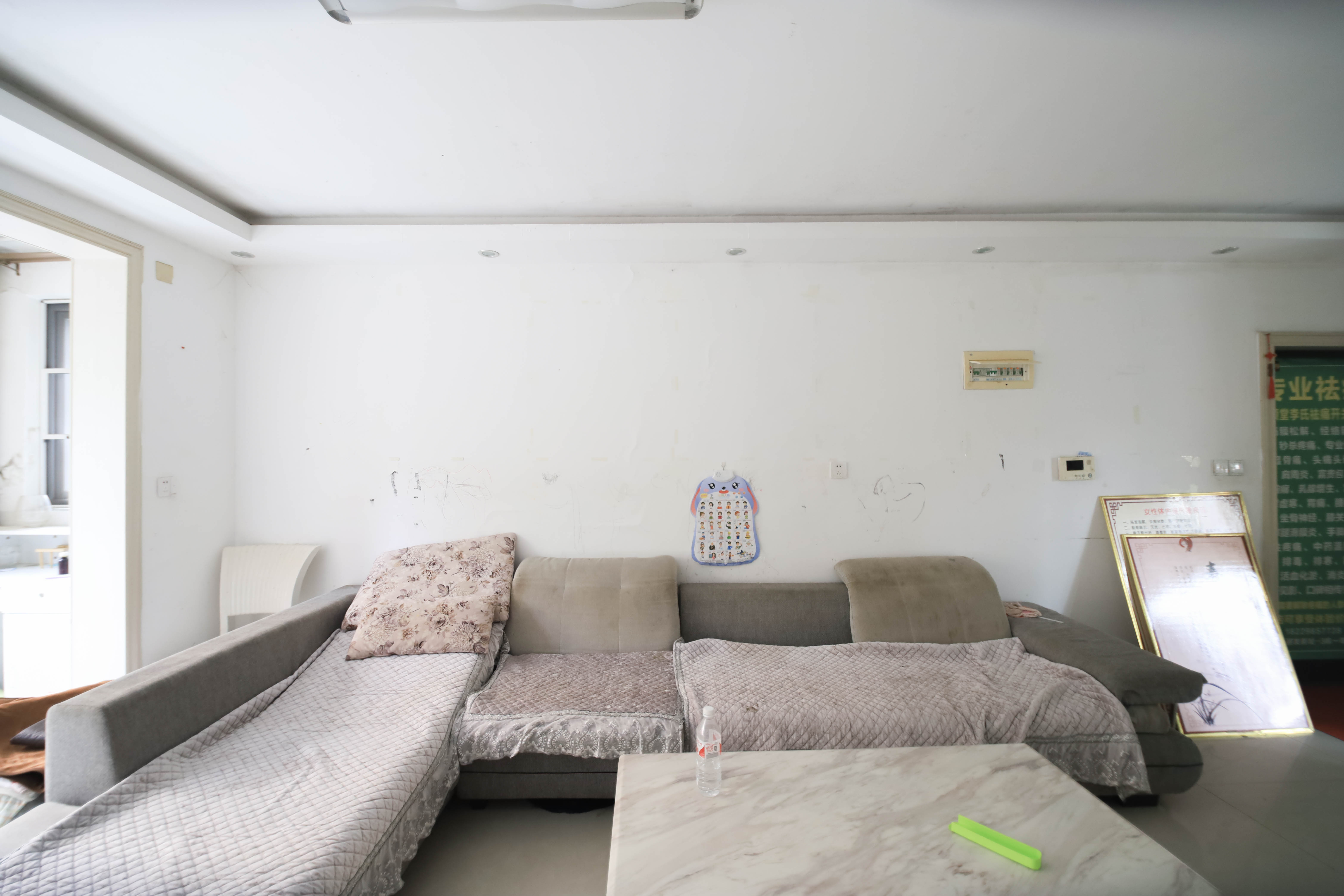 丽发新城  3室2厅2卫    85.0万客厅