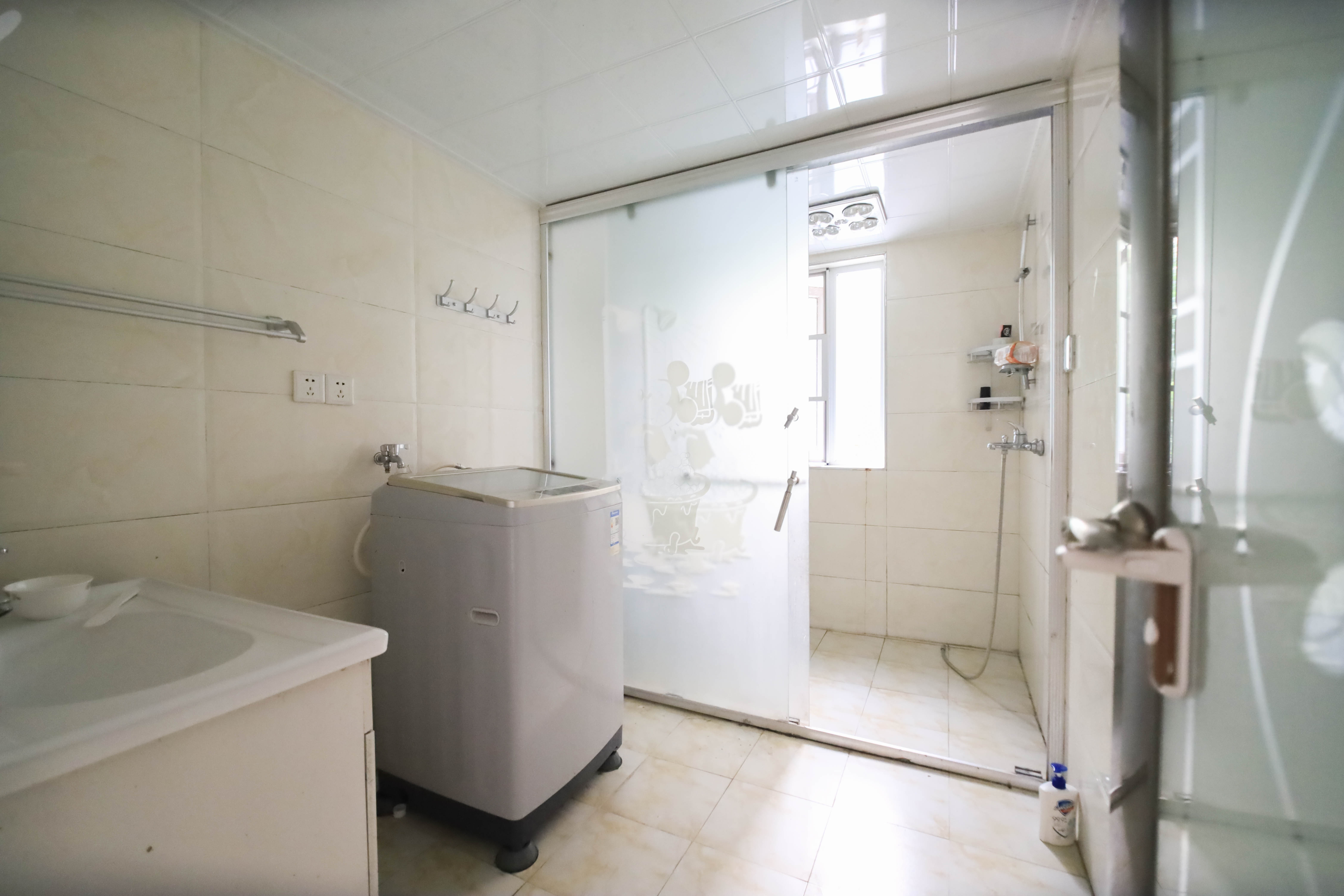 丽发新城  3室2厅2卫    85.0万卫生间