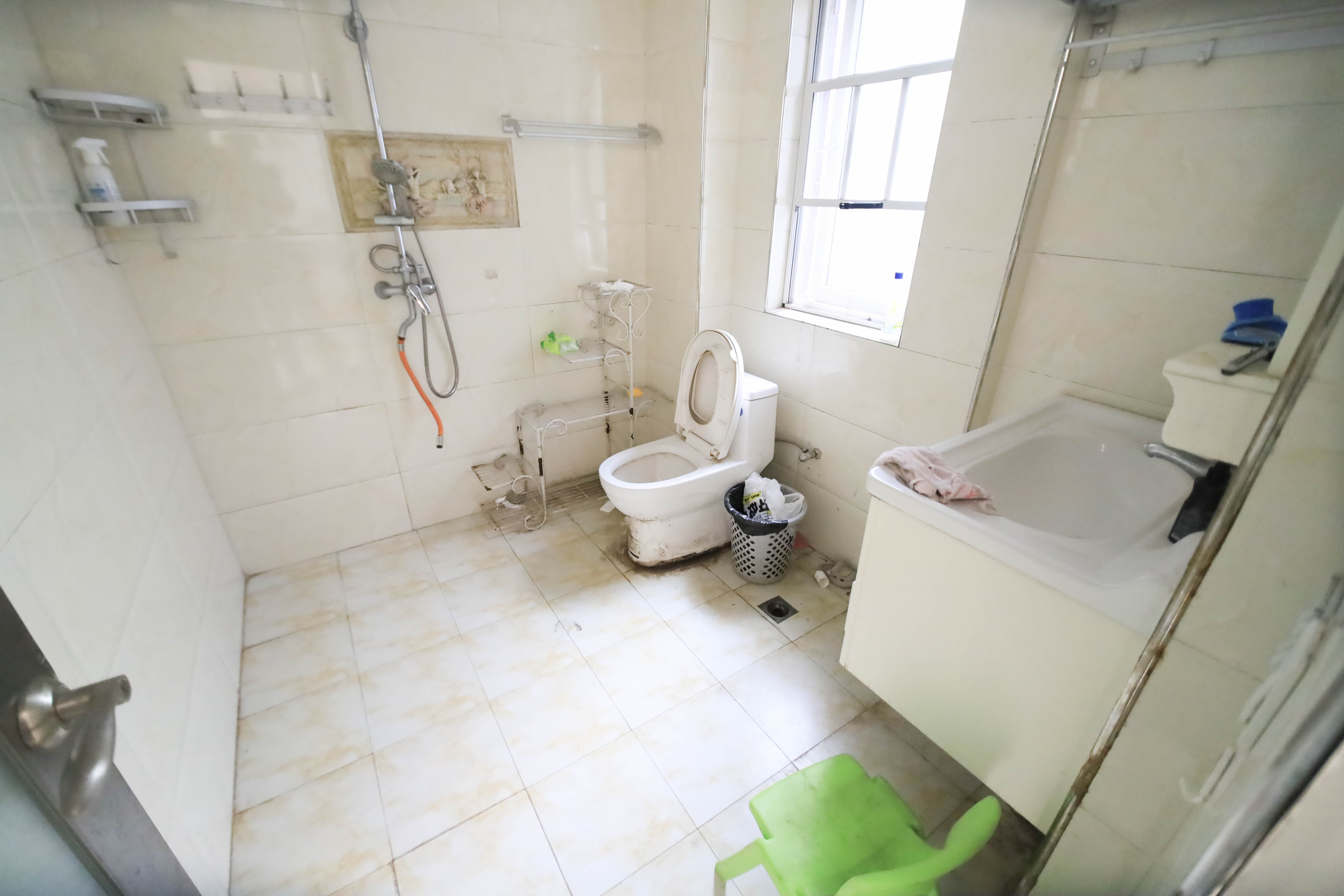 丽发新城  3室2厅2卫    85.0万卫生间