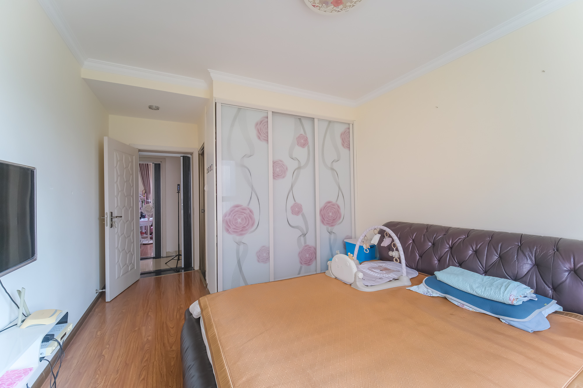 三一街区 3室2厅2卫 78.8万 三一街区 3室2厅2卫 78.8万卧室