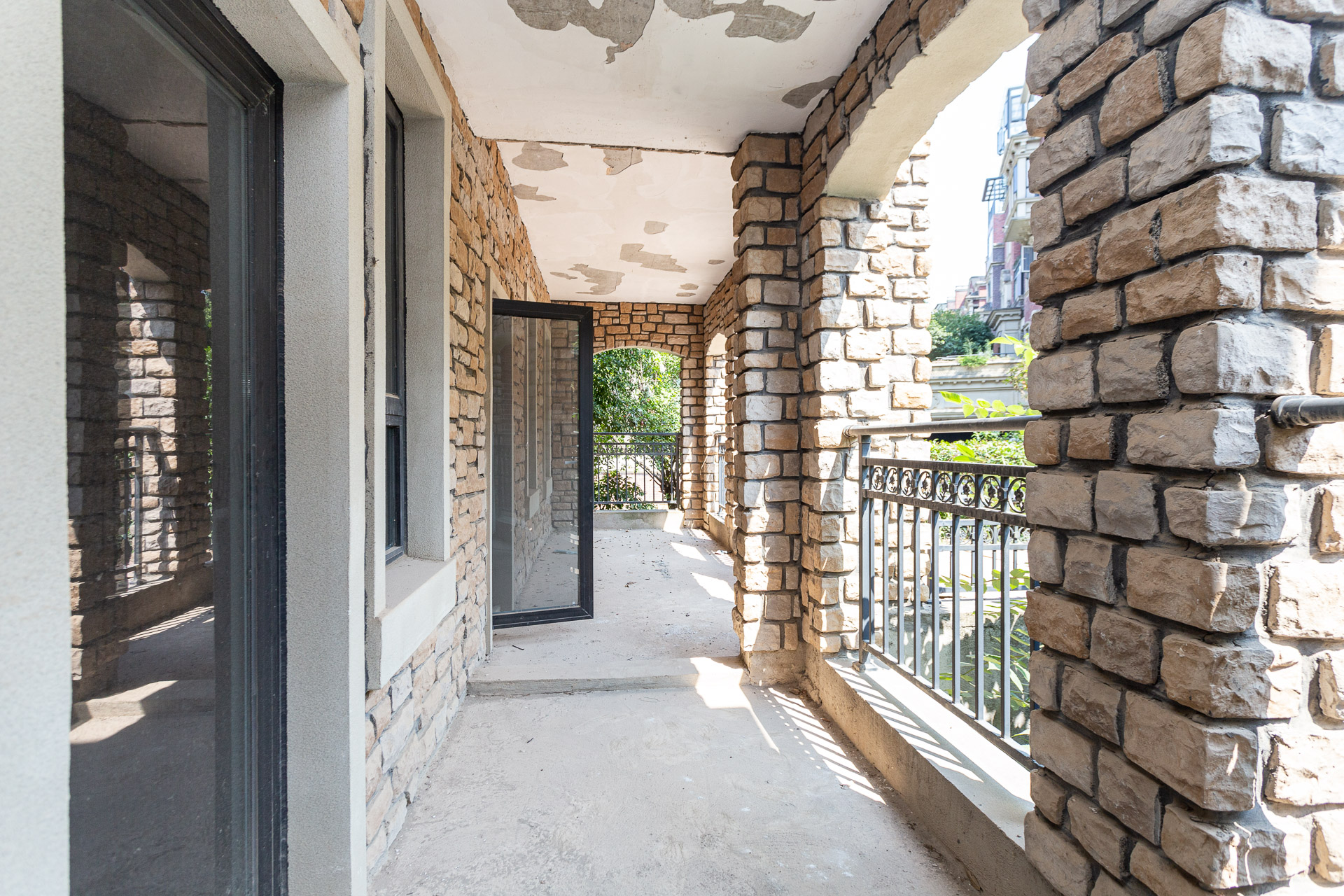 谷山逸墅 5室2厅2卫 330.0万 谷山逸墅 5室2厅2卫 330.0万阳台