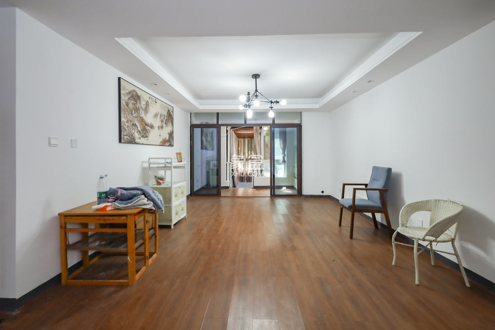 绿地中央广场  4室2厅2卫    215.0万