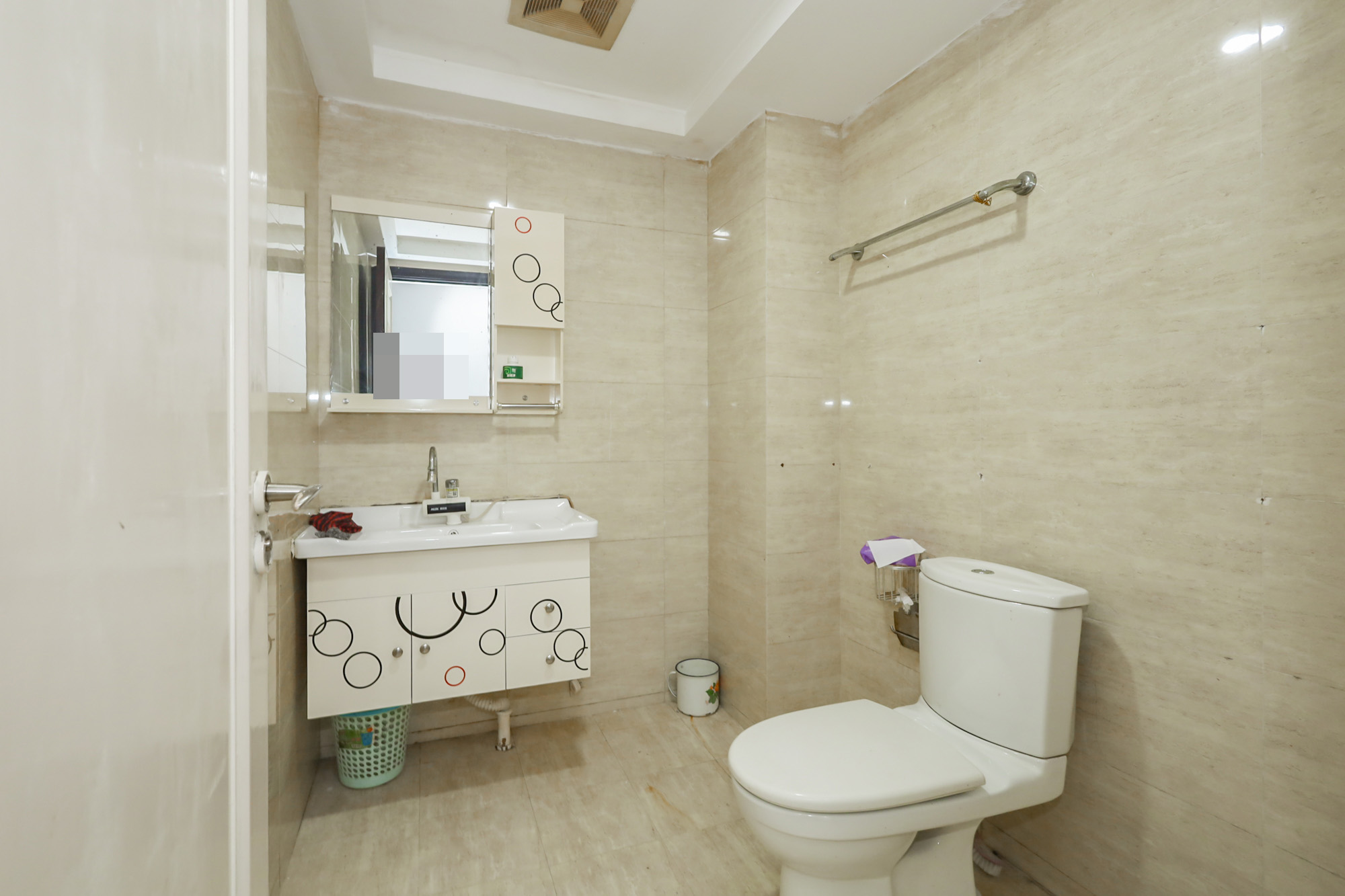 绿地中央广场  4室2厅2卫    210.0万卫生间