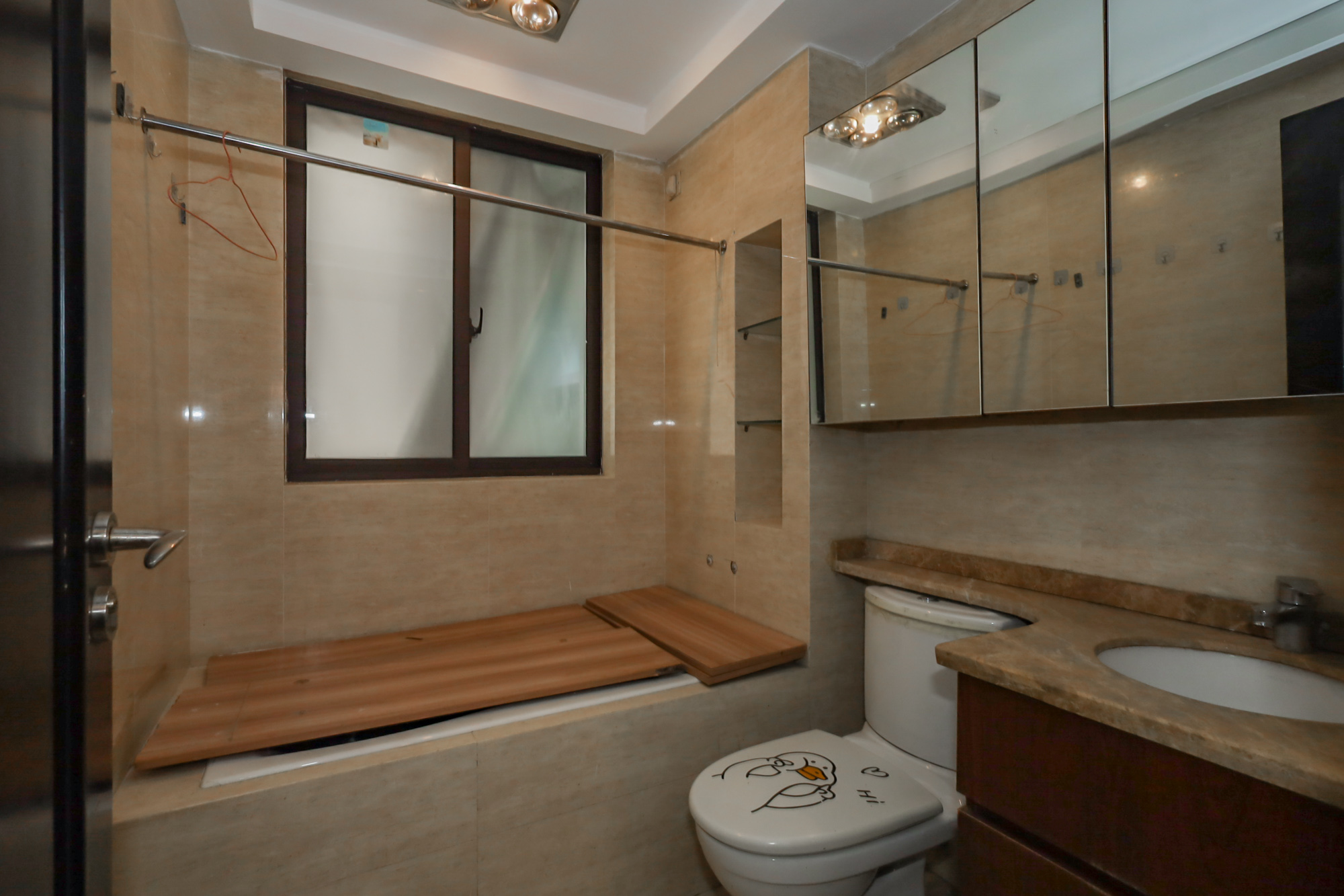 绿地中央广场  4室2厅2卫    210.0万卫生间