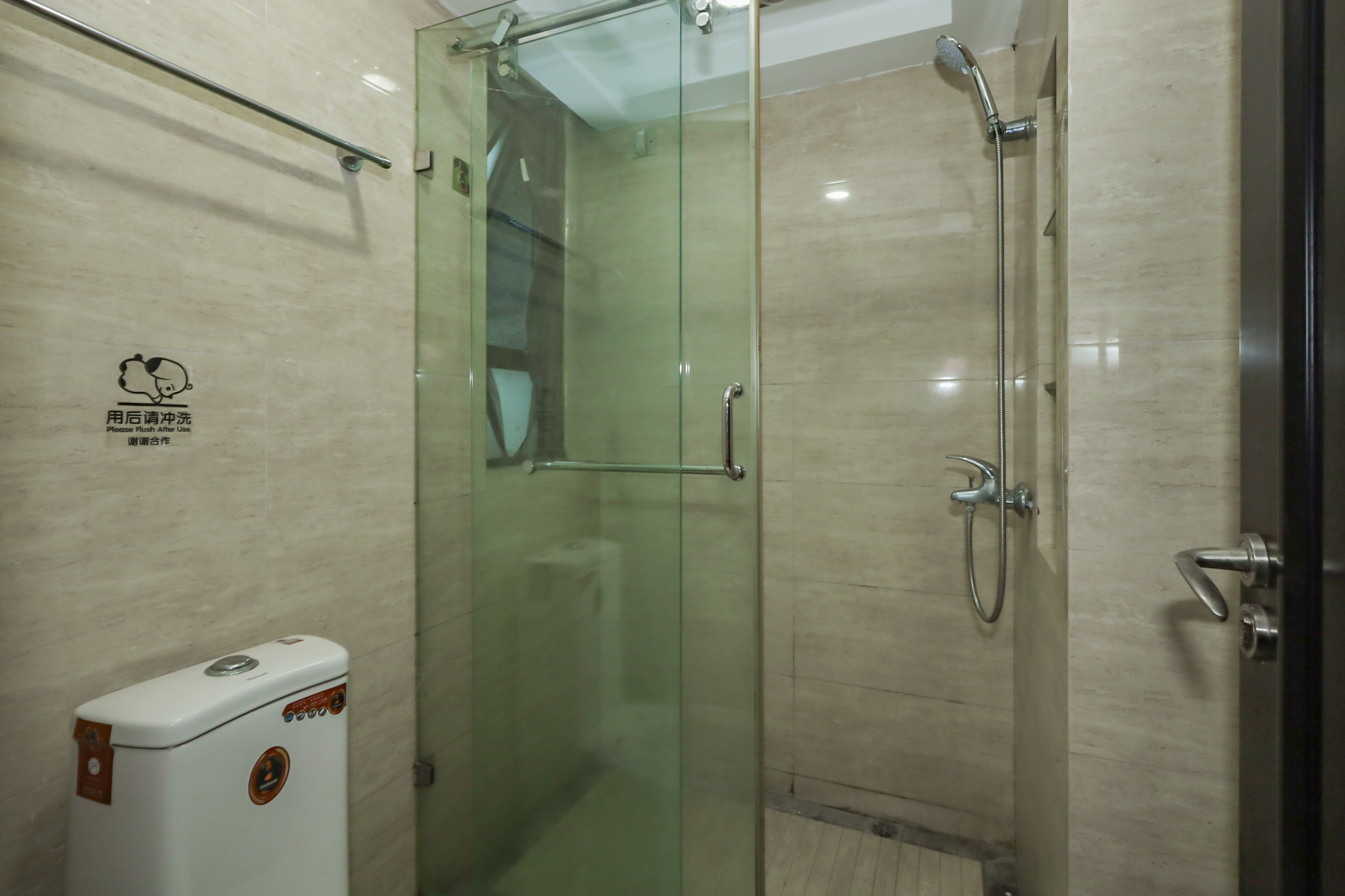 绿地中央广场  4室2厅2卫    210.0万卫生间