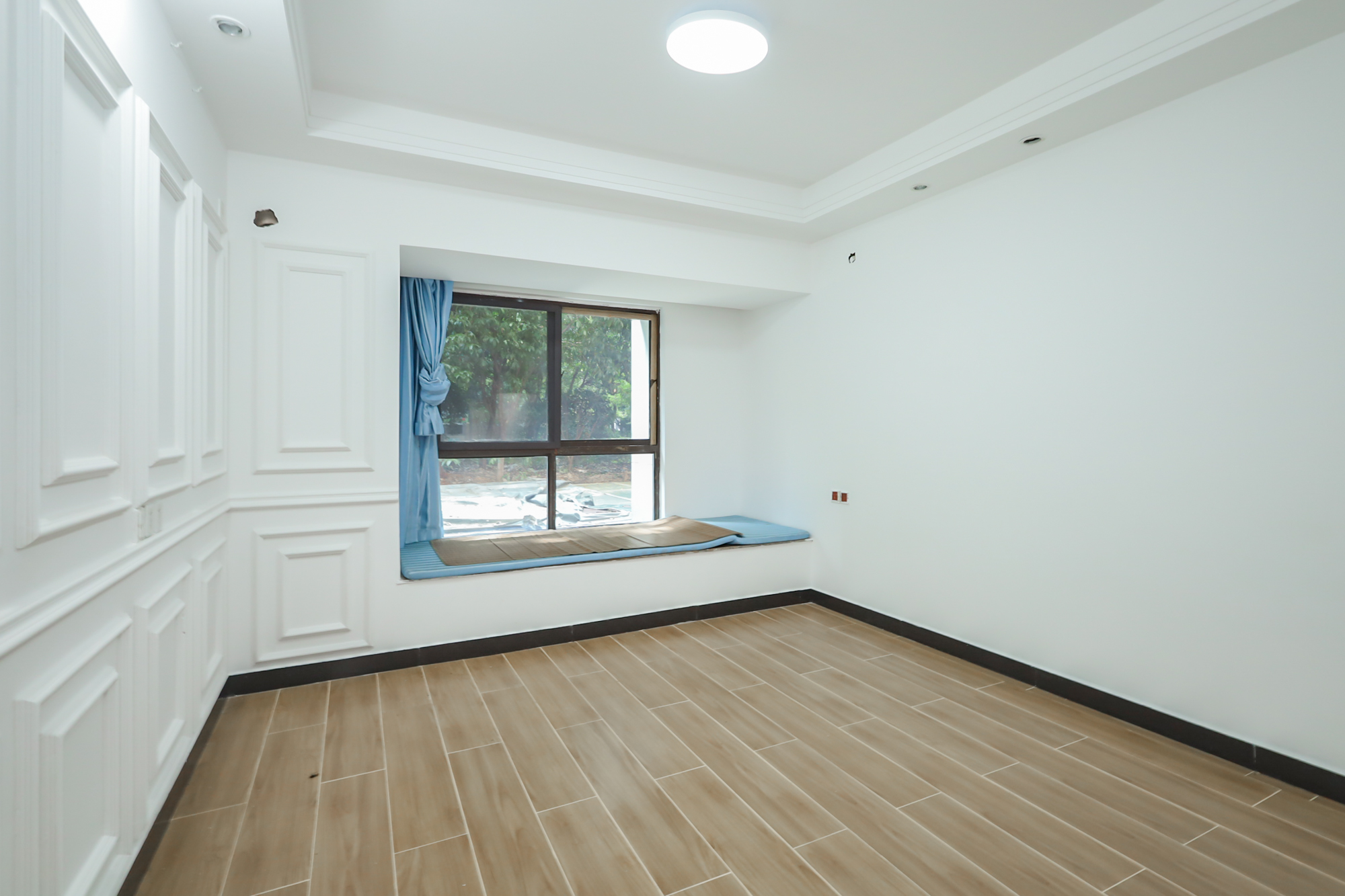 绿地中央广场  4室2厅2卫    210.0万卧室