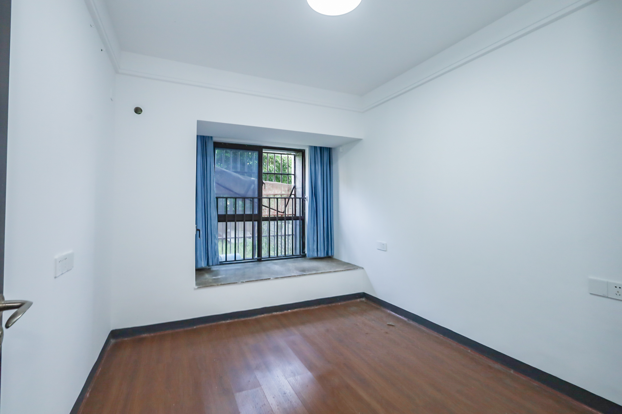 绿地中央广场  4室2厅2卫    210.0万卧室