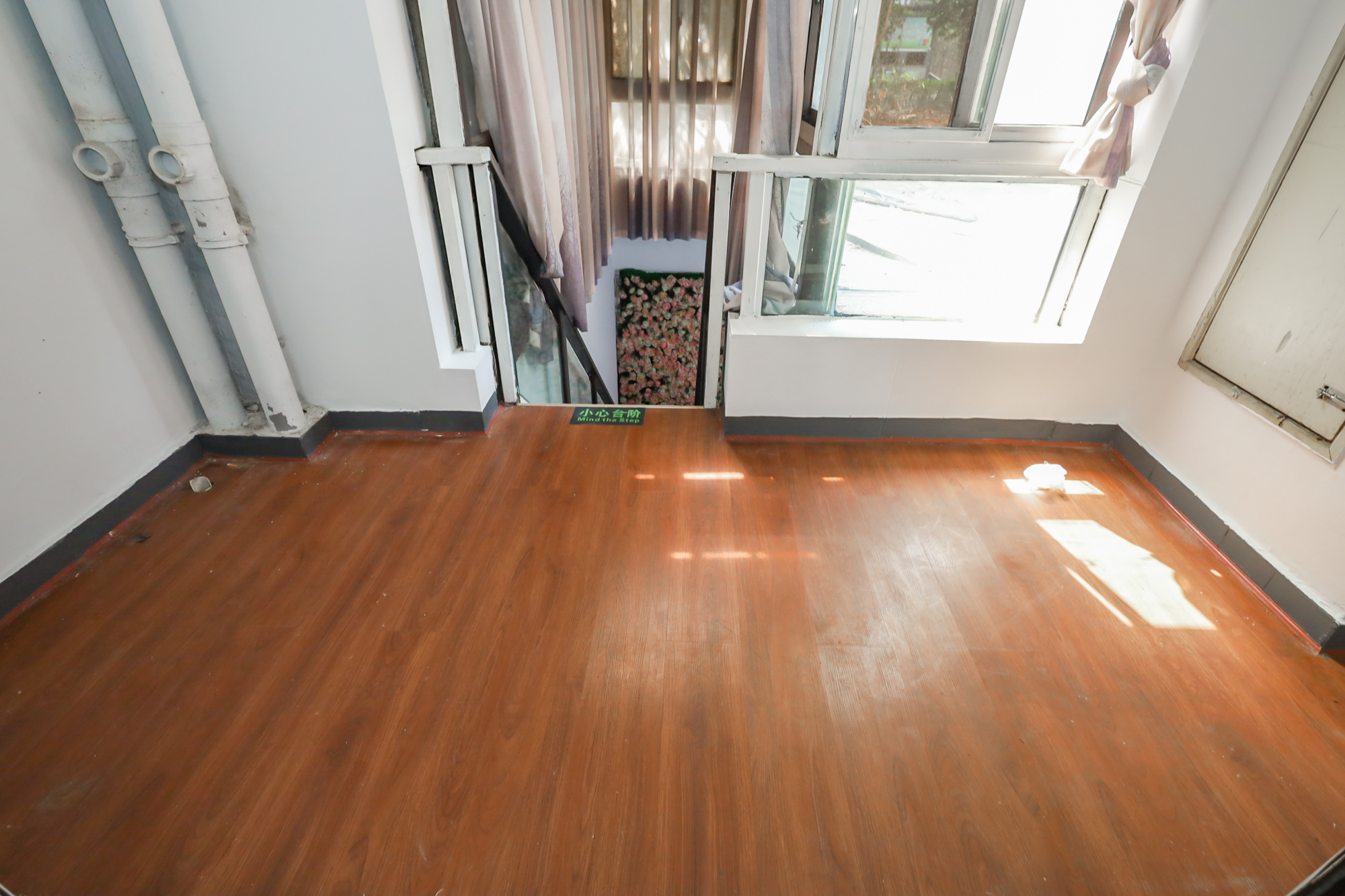 绿地中央广场  4室2厅2卫    210.0万阳台