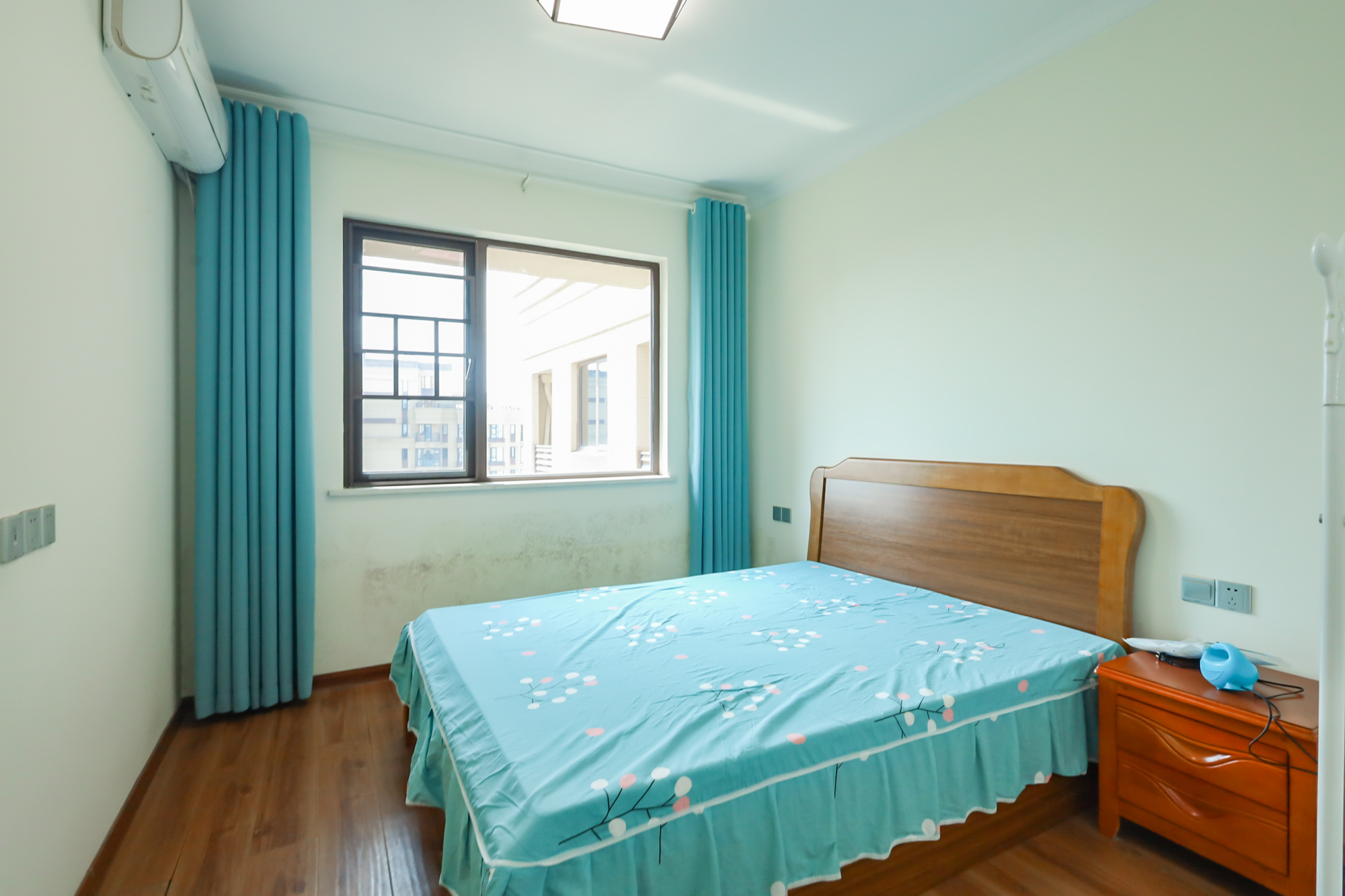 保利西海岸B区 3室2厅1卫 125.0万 保利西海岸B区 3室2厅1卫 125.0万卧室