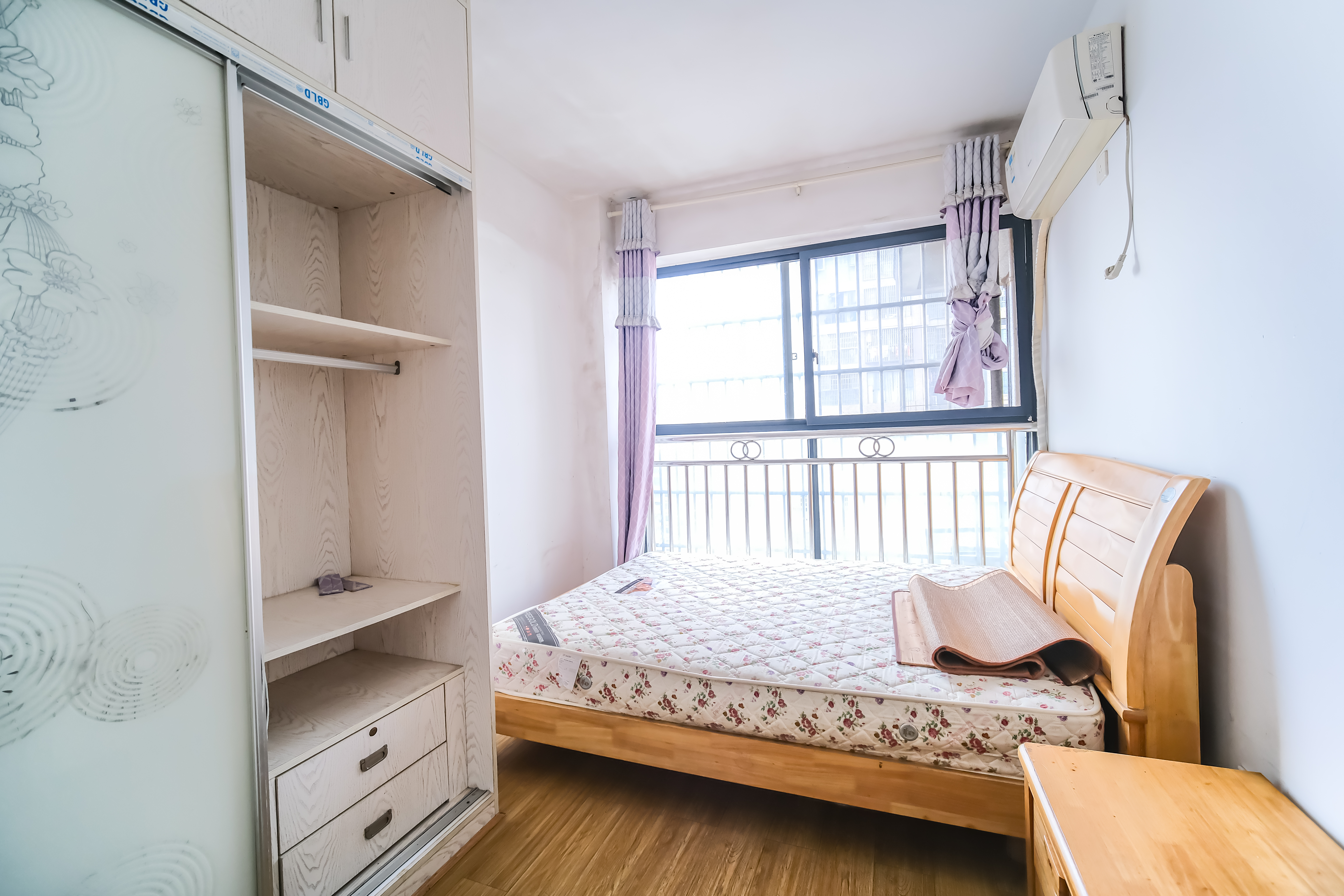 花样年华  4室2厅1卫    75.0万 花样年华  4室2厅1卫    75.0万卧室