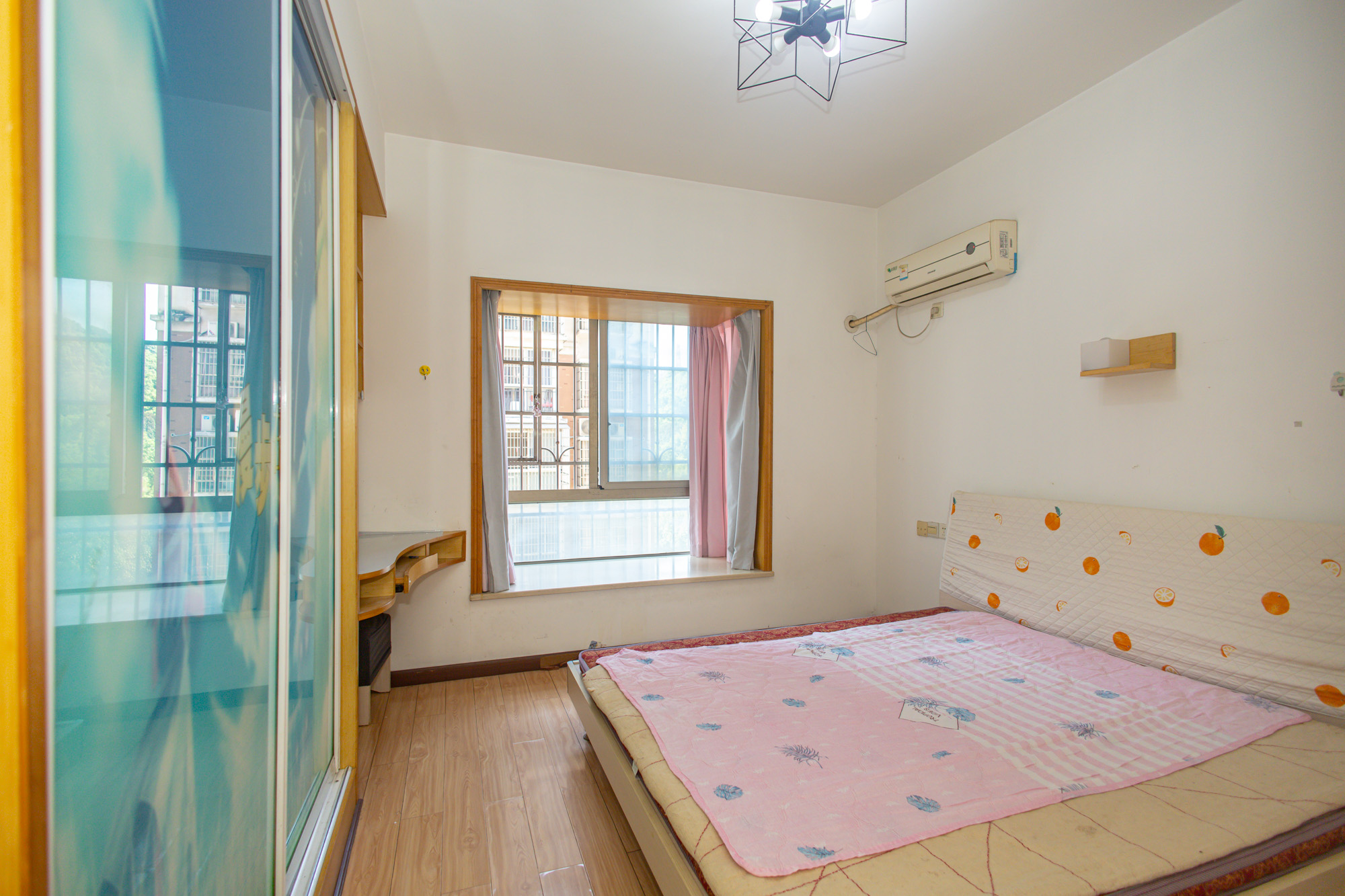 卧龙居国际村 2室2厅1卫 39.8万 卧龙居国际村 2室2厅1卫 39.8万卧室