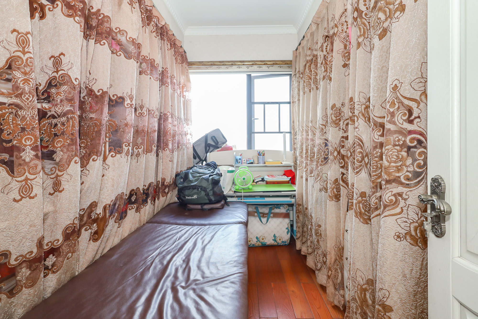 景秀江山  4室2厅2卫    189.0万 景秀江山  4室2厅2卫    189.0万卧室