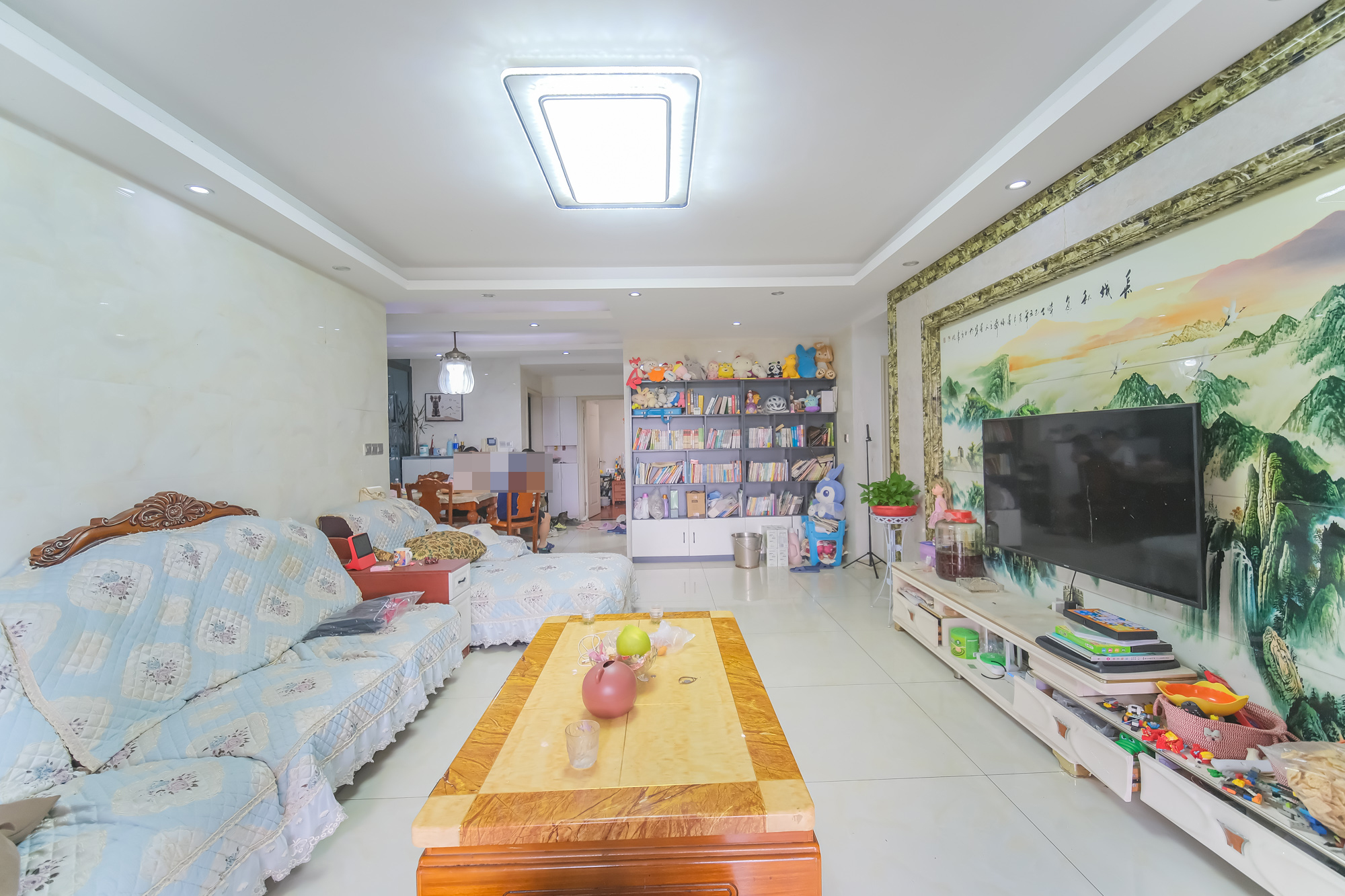 三一街区  4室2厅2卫   83.80万客厅